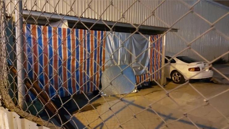 台中市一名男子3月底因失業從中國返台,為省錢竟自行搭帆布棚進行居家檢疫。(台中市民政局提供)