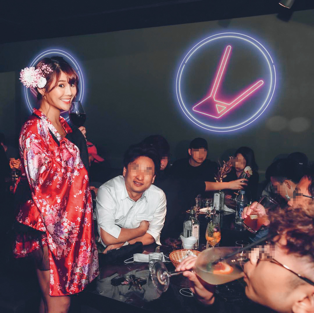 琳妲今年砸百萬開餐酒館，經常在店內招待客人。（翻攝自琳妲IG）