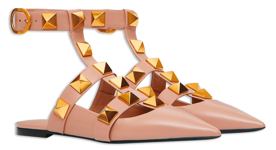 Valentino Garavani Roman Stud大鉚釘芭蕾平底鞋。NT$39,400(VALENTINO提供)