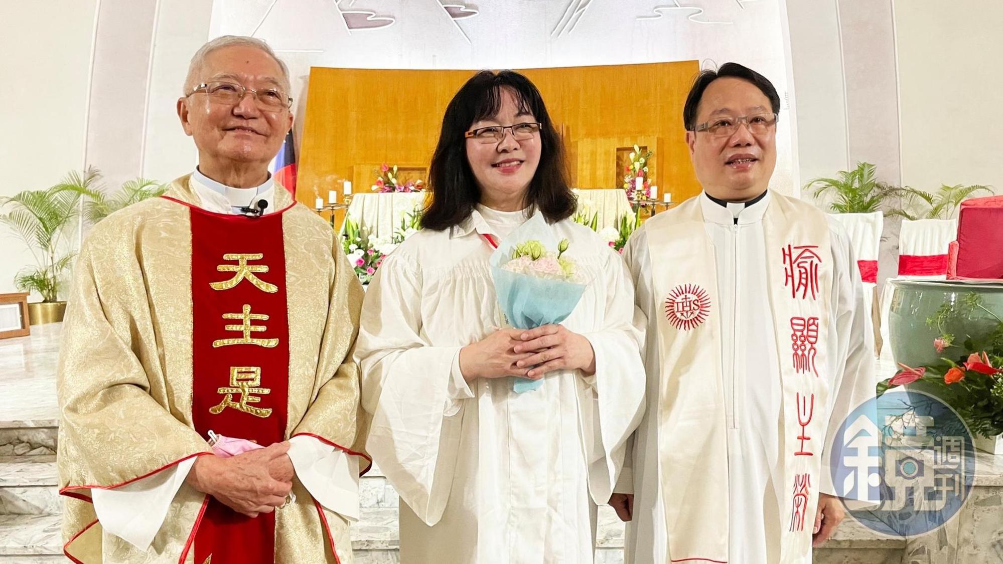 崔苔菁（中）於復活節前夕受洗成為天主教徒，左為聖家堂本堂神父饒志成、右為副本堂神父呂晶器。（照片提供：光啟社粉絲頁）