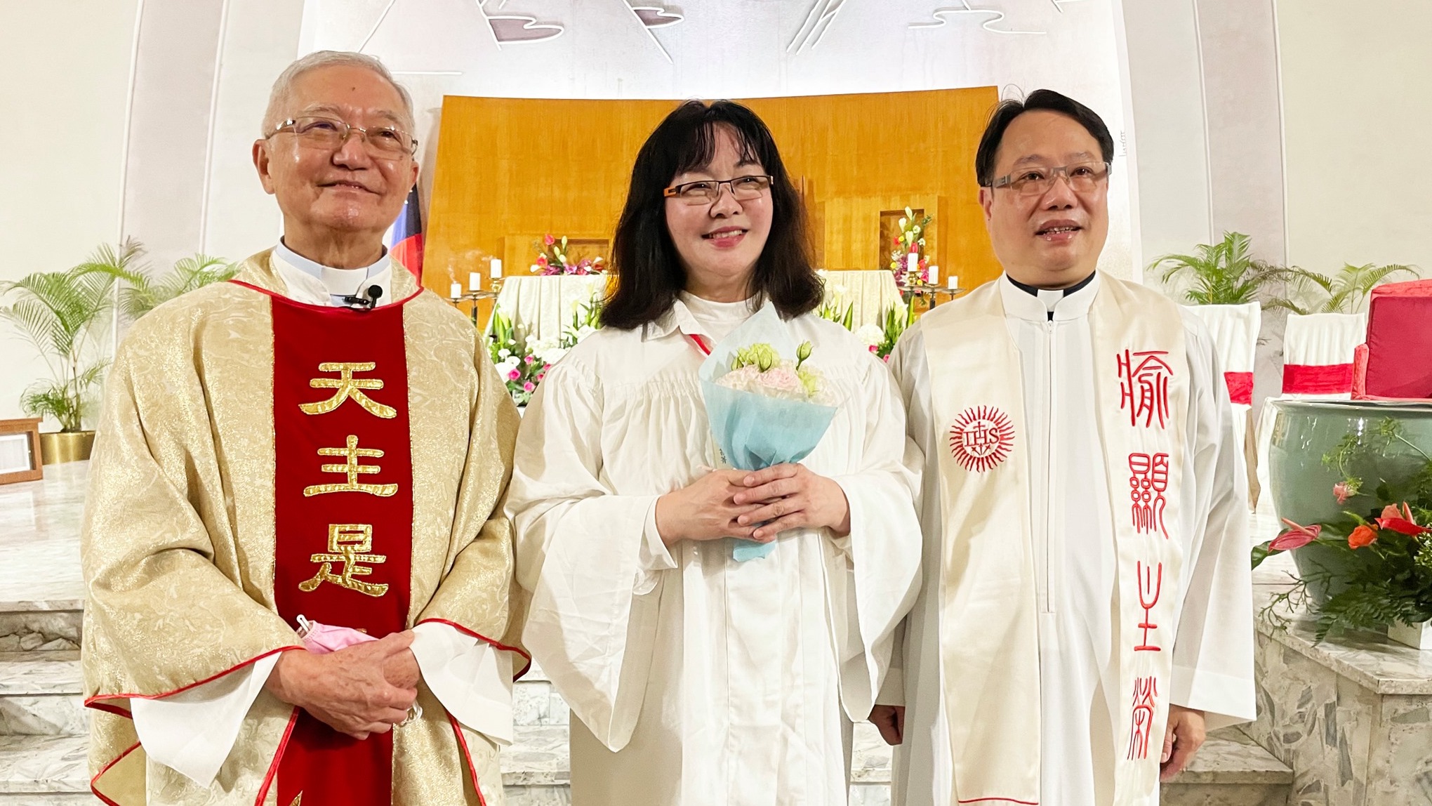 崔苔菁（中）於復活節前夕受洗成為天主教徒，左為聖家堂本堂神父饒志成、右為副本堂神父呂晶器。（照片提供：光啟社粉絲頁）