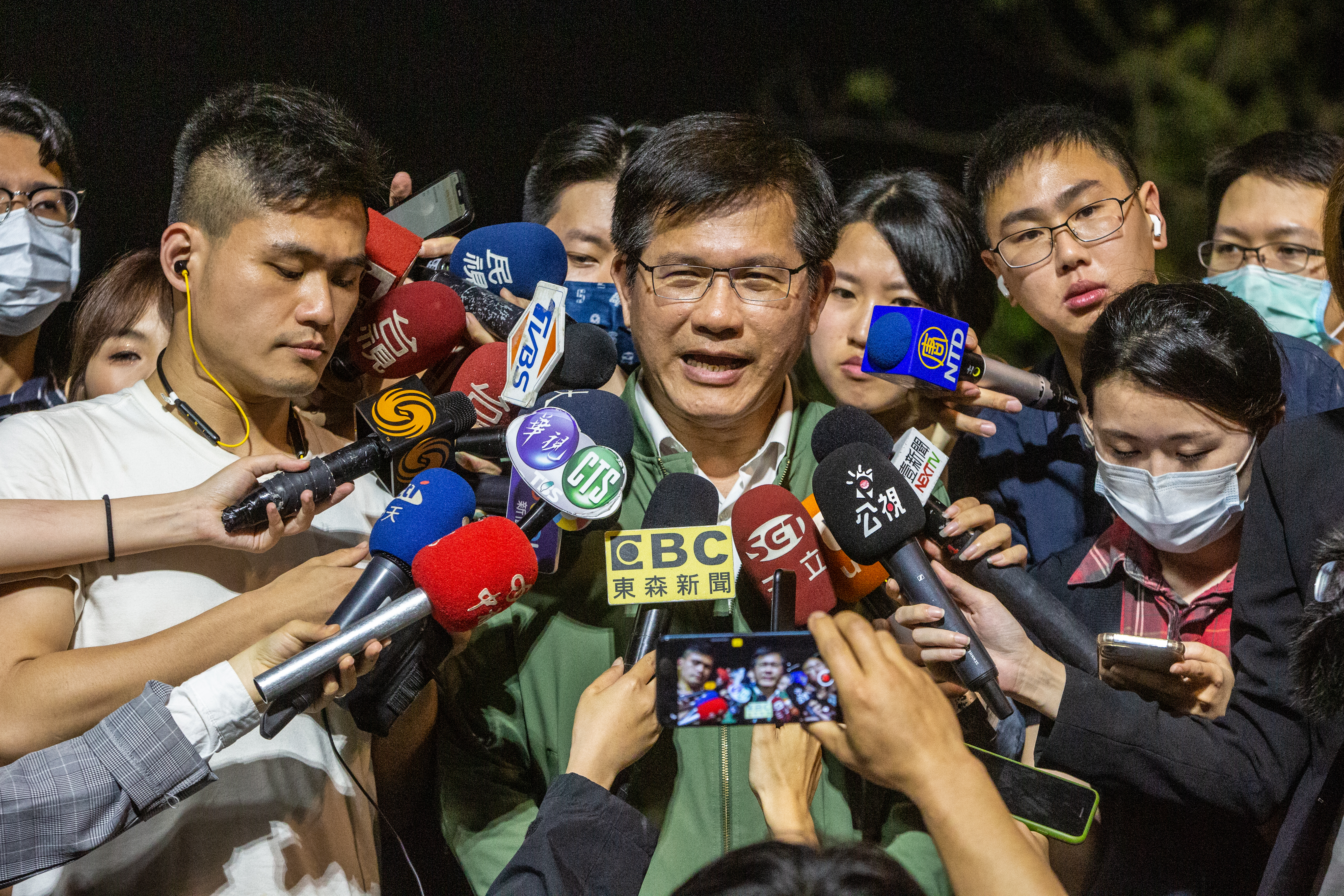 交通部長林佳龍深夜發文請辭，今再度回應稱仍會負責善後。