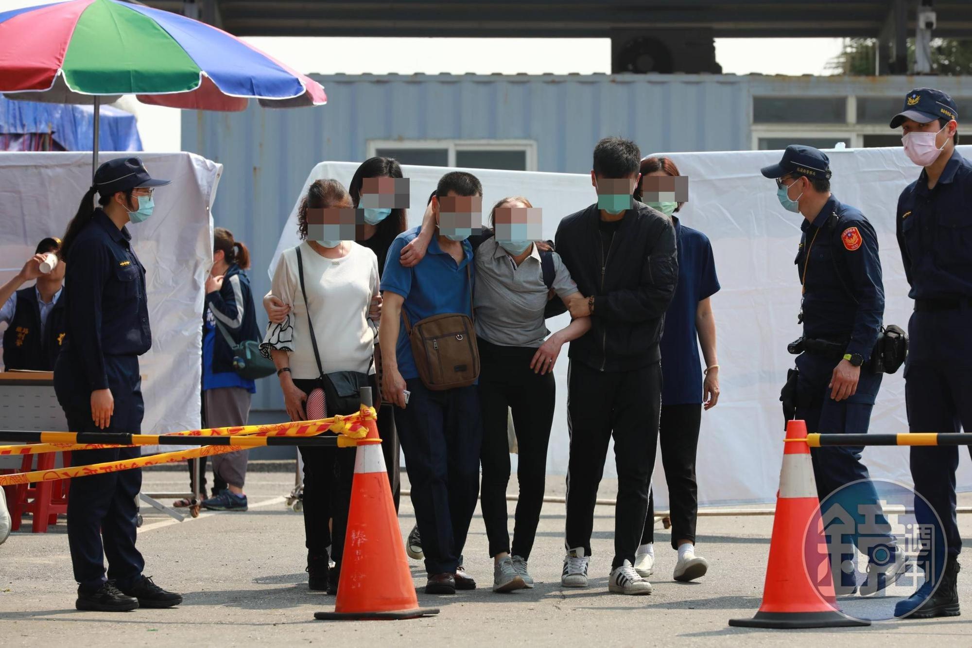 台鐵太魯閣號在花蓮發生出軌意外不幸造成50死,家屬趕赴殯儀館指認情緒潰堤。