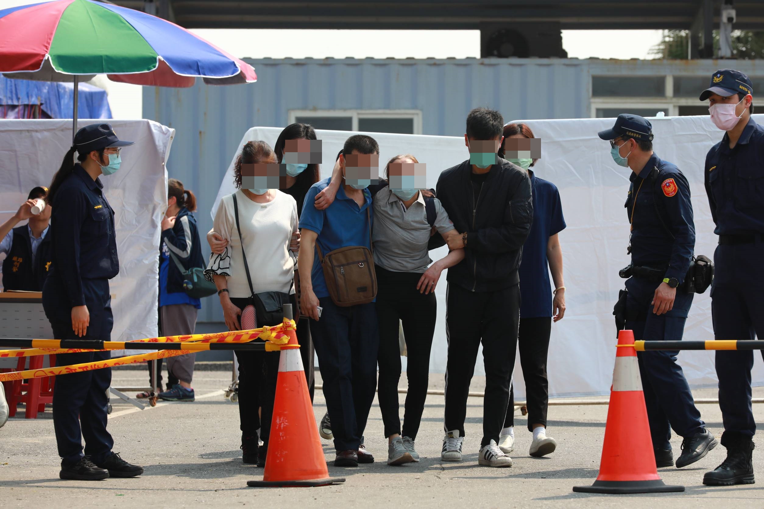 台鐵太魯閣號在花蓮發生出軌意外不幸造成50死，家屬趕赴殯儀館指認情緒潰堤。