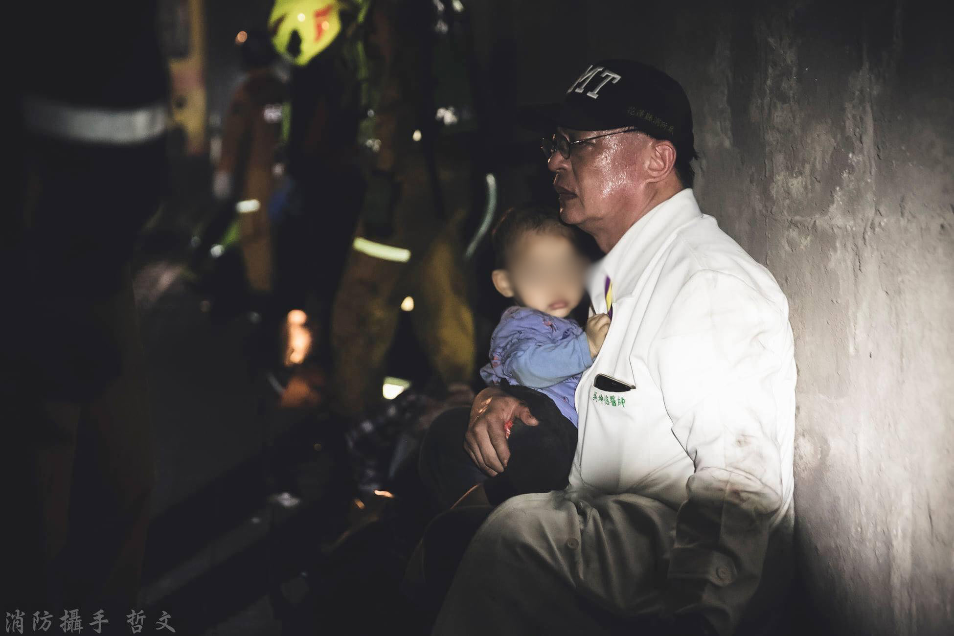 花蓮慈濟骨科醫師吳坤佶身兼花蓮縣消防局救護大隊大隊長，當天接到消息即中斷門診，急赴現場救災。（翻攝自花蓮慈濟醫院粉絲專頁，消防攝手-蔡哲文拍攝）