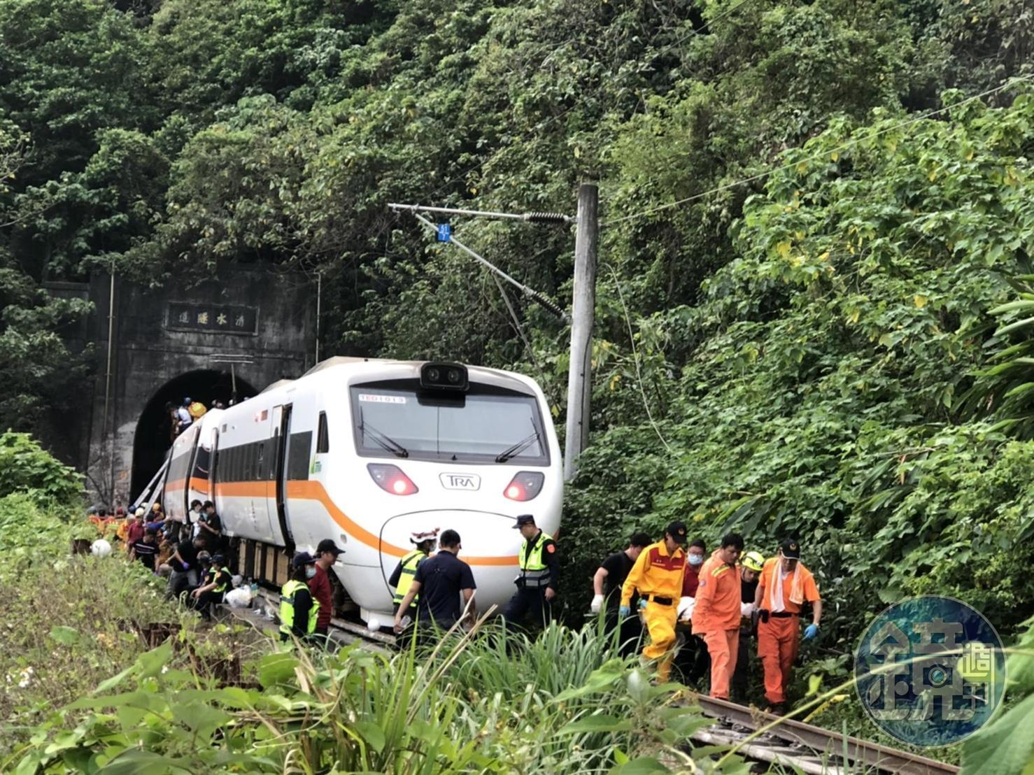 台鐵太魯閣號408車次撞滑落邊坡的「義祥工業社」工程車，導致出軌翻覆，釀50死200傷慘。（讀者提供）