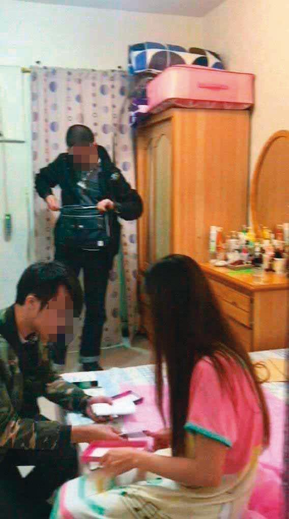 警方掃蕩「1樓1鳳」淫窟,當場逮獲正在性交易的男女。(翻攝畫面)