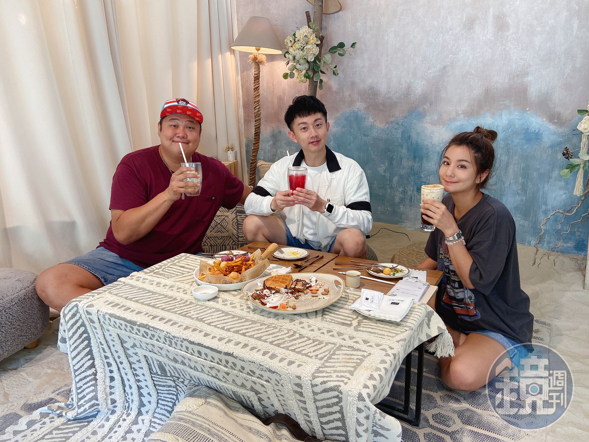 莎莎（右）卸下主持棒，為《食尚玩家》劃下完美休止符。（TVBS提供）