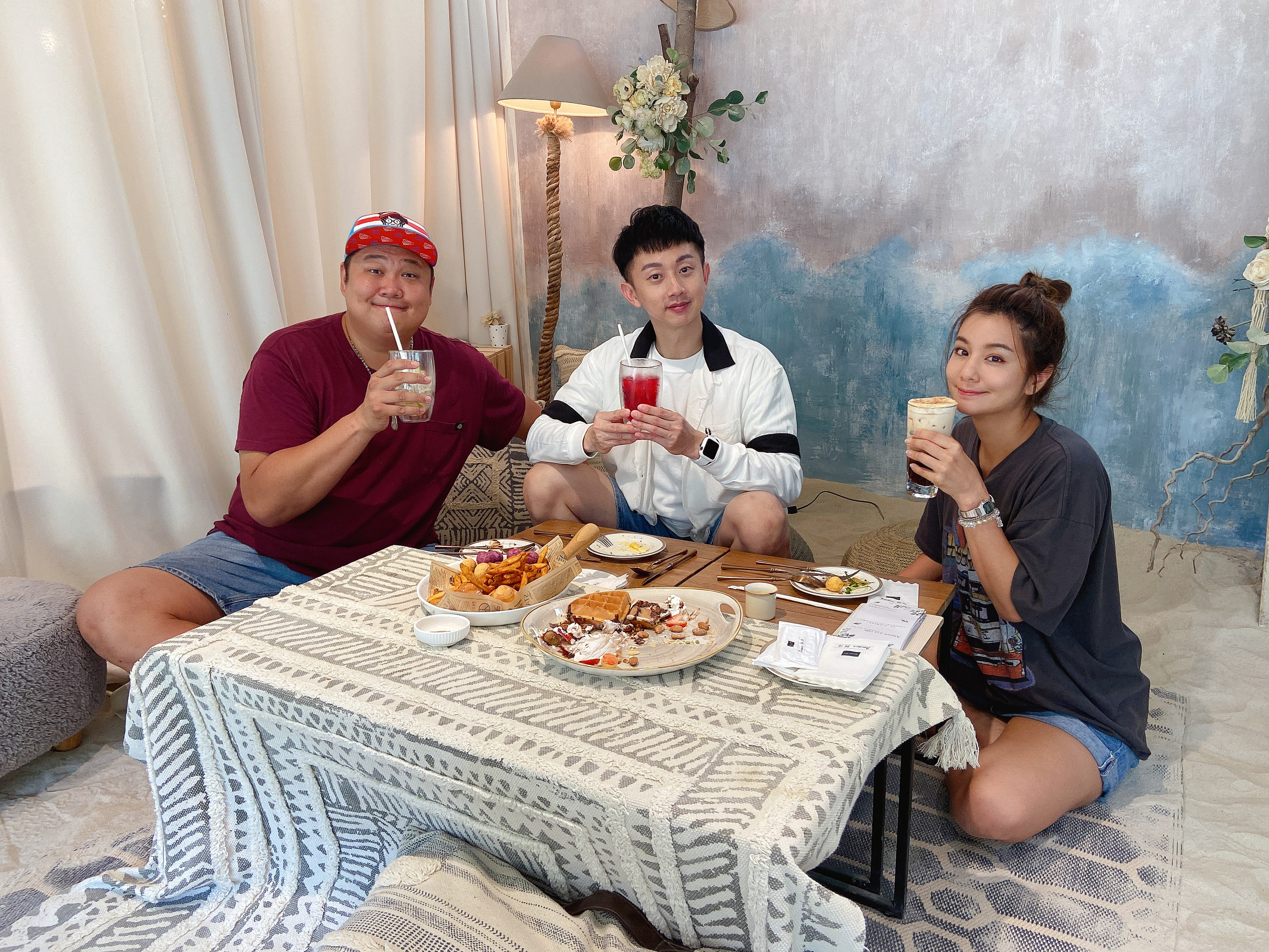 莎莎（右）卸下主持棒，為《食尚玩家》劃下完美休止符。（TVBS提供）