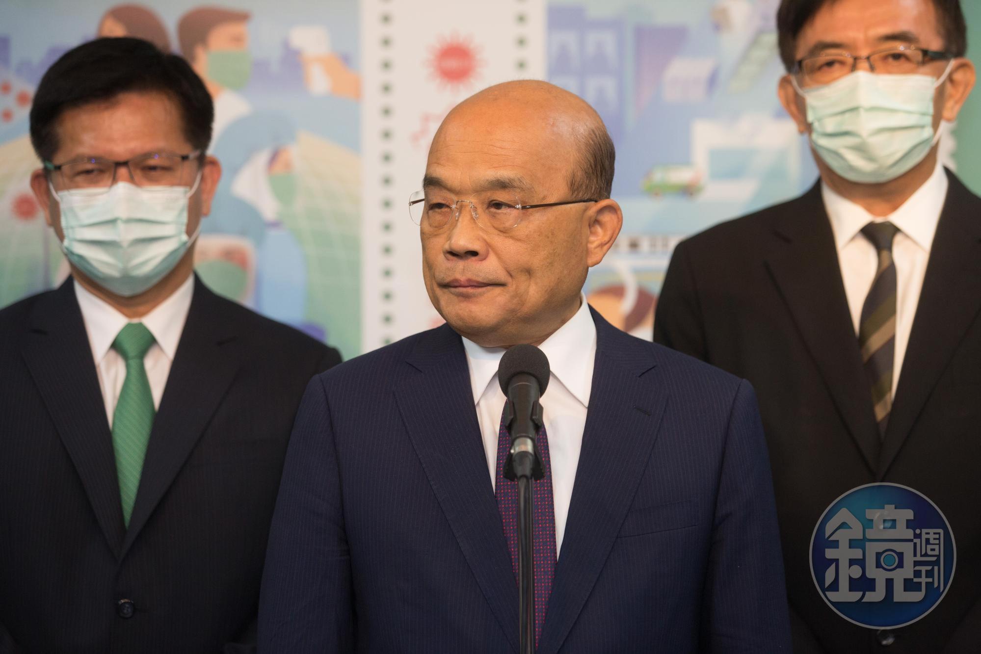 行政院長蘇貞昌(中)今親赴台鐵說明會,對於誰會接任交通部長林佳龍(左)的位置表示未有定論。(本刊資料照)