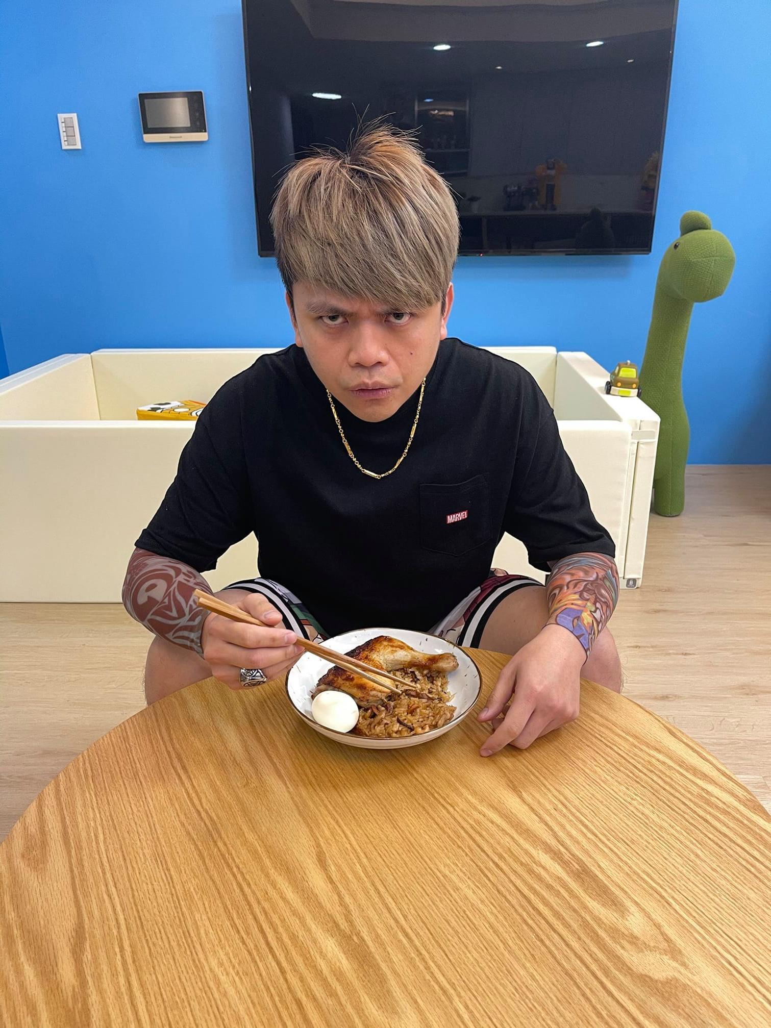 蔡阿嘎客串《鐵獅玉玲瓏》電影。(翻攝自蔡阿嘎臉書)
