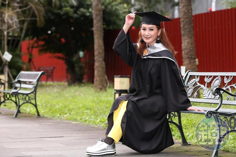 陳亞蘭攻讀碩士學位，畢業典禮高齡八十歲的媽媽也出席祝賀。（本刊資料照）