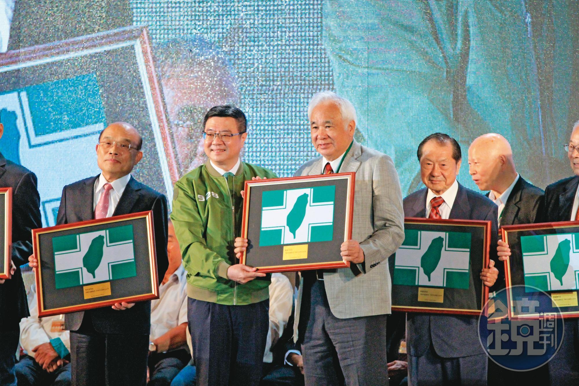 姚嘉文（中，灰衣）主張，改國號為「台灣共和國」。問題是，台獨能不能成事，真正要緊的，是看美國老大哥態度。