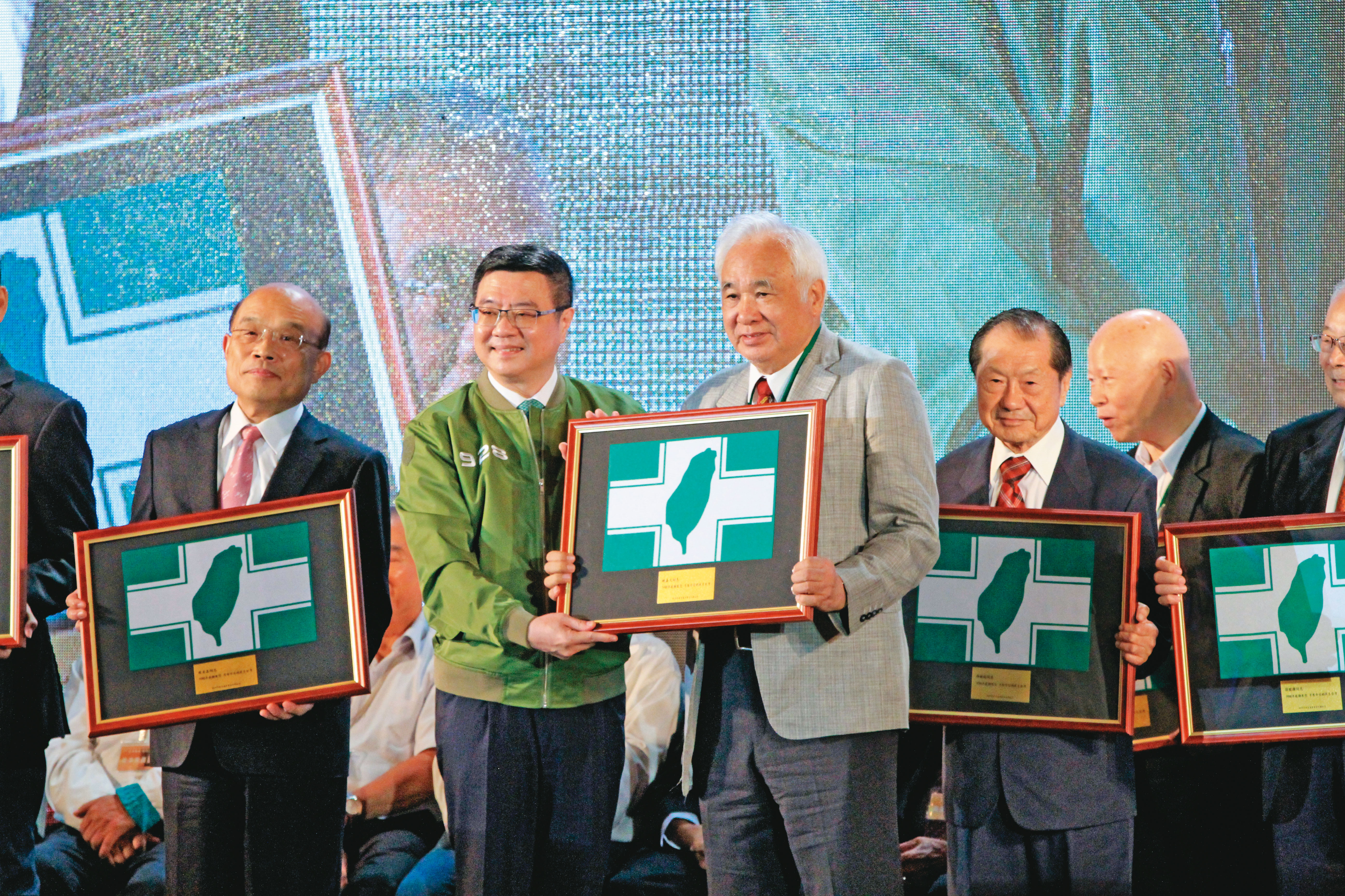 姚嘉文（中，灰衣）主張，改國號為「台灣共和國」。問題是，台獨能不能成事，真正要緊的，是看美國老大哥態度。