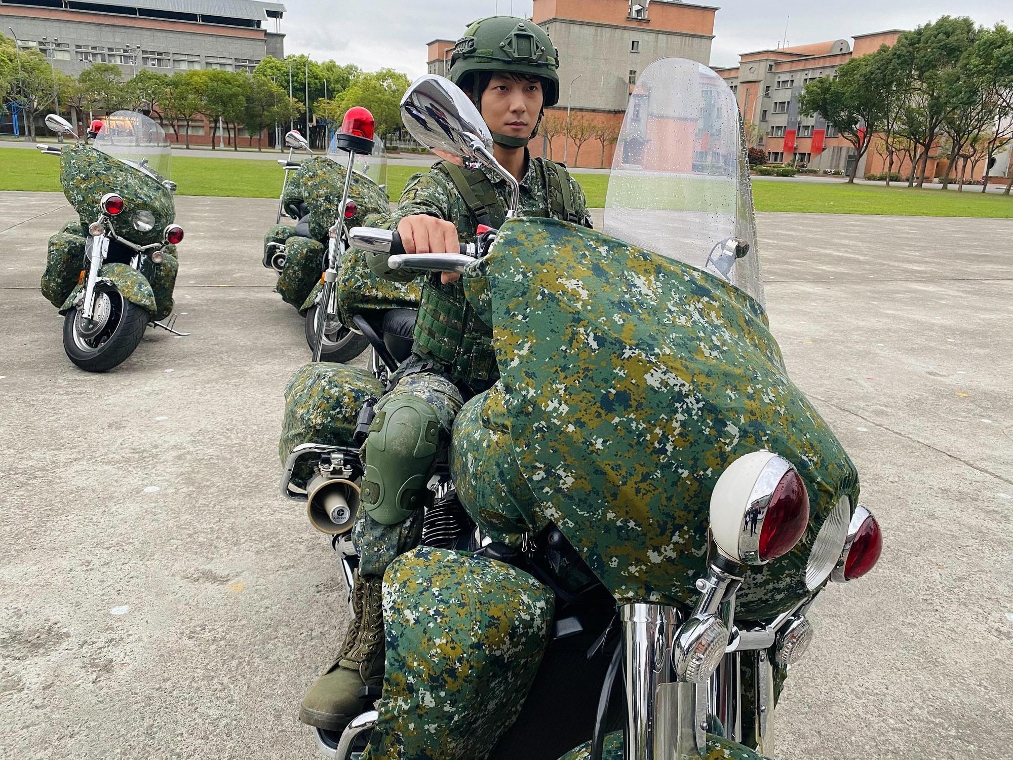 一到現場，許書豪就接連訓練倒車扶正、肌力推車及重大慶典展演隊型演練等。（國防部提供）