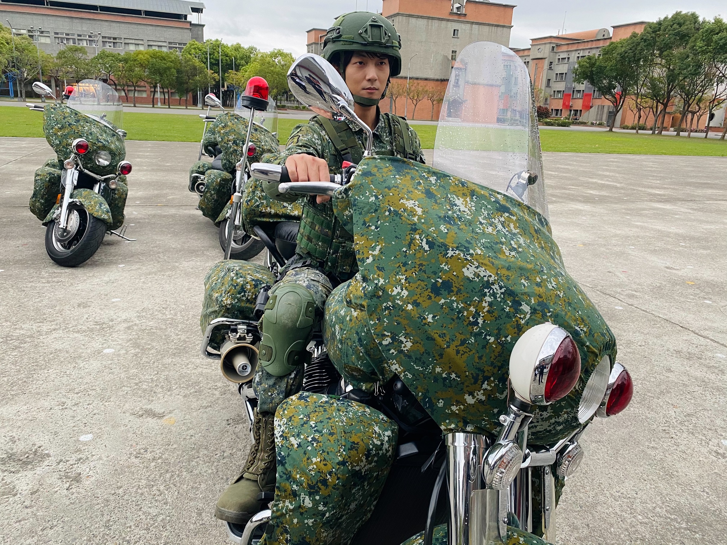 一到現場，許書豪就接連訓練倒車扶正、肌力推車及重大慶典展演隊型演練等。（國防部提供）