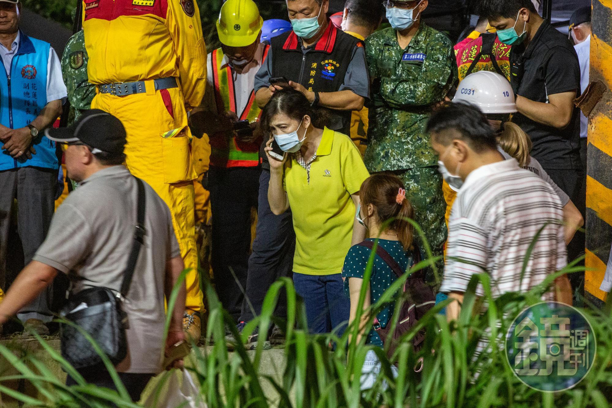 台鐵太魯閣號出軌現場邊坡工地上至少有7人,花蓮地檢署檢察長俞秀端呼籲民眾提供更多線索。
