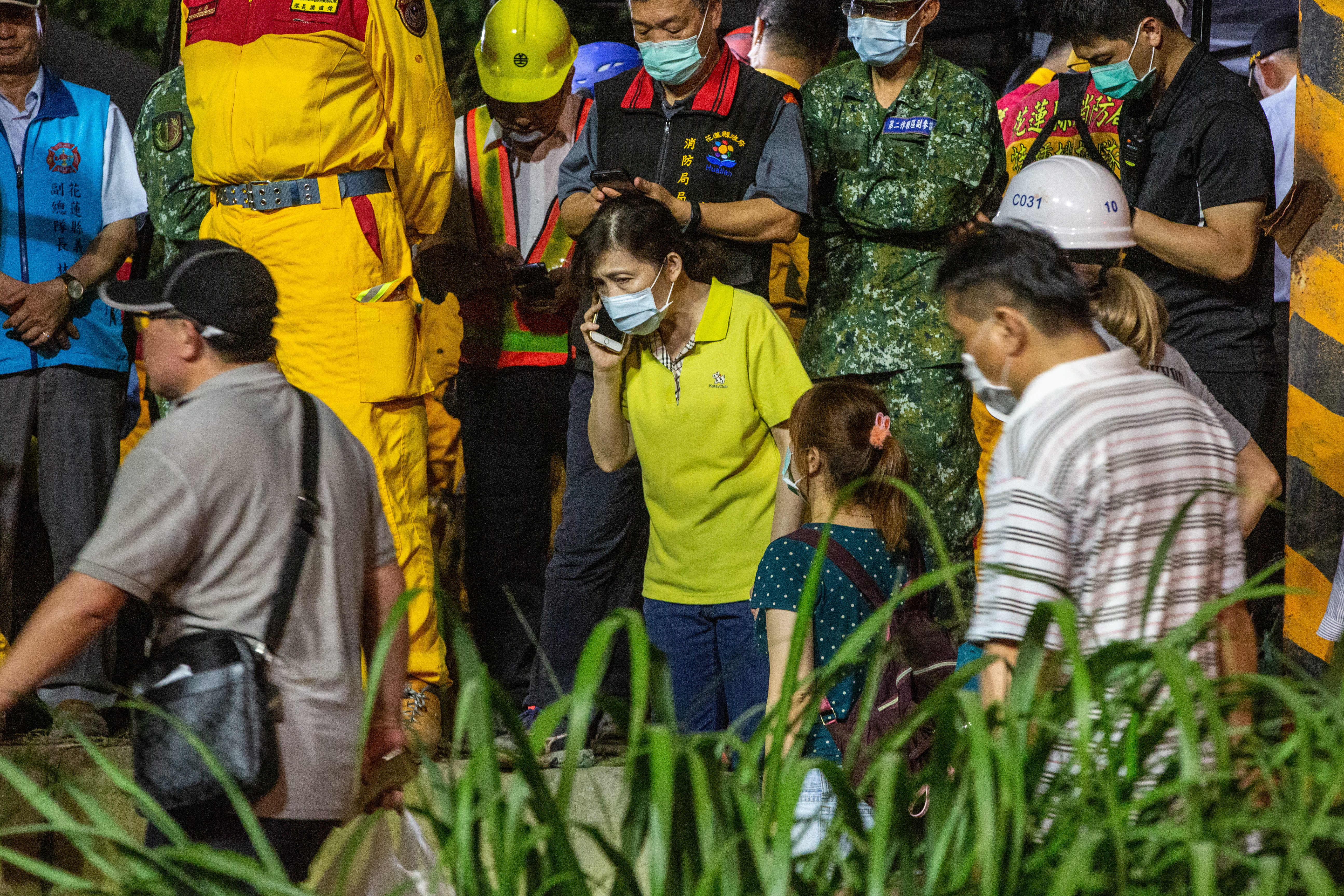 台鐵太魯閣號出軌現場邊坡工地上至少有7人，花蓮地檢署檢察長俞秀端呼籲民眾提供更多線索。