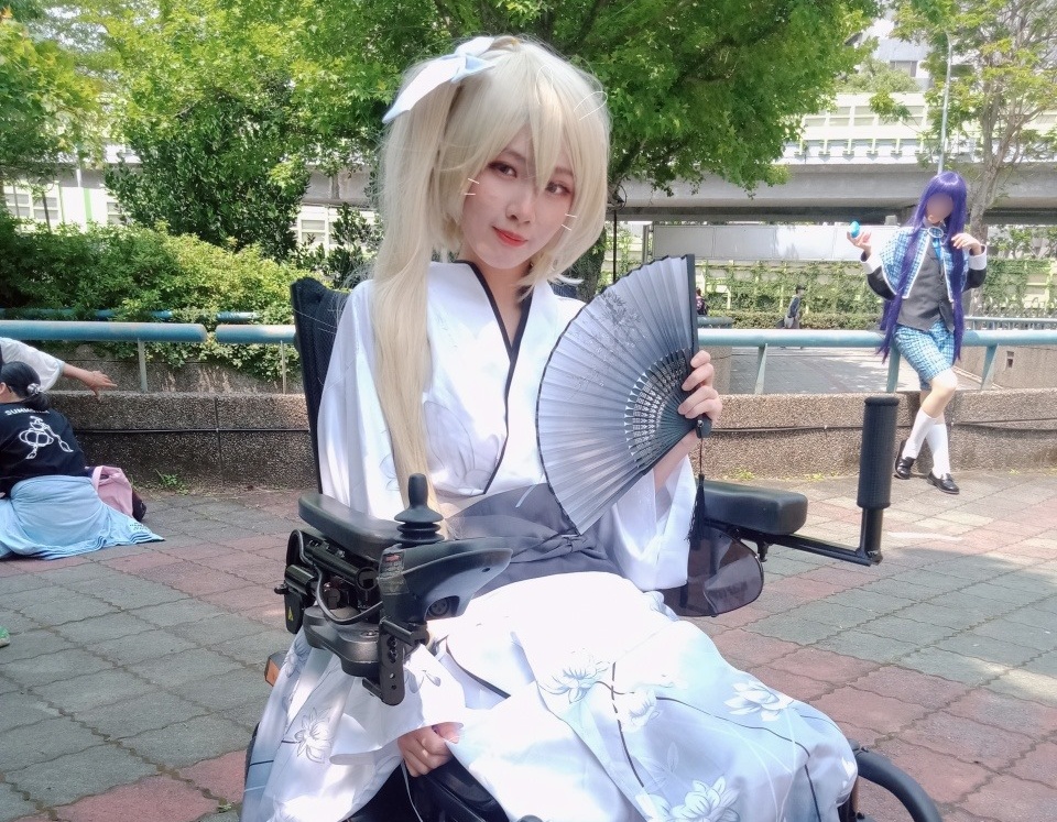 熱愛cosplay的「輪椅女孩雪莉」不畏身體不便與周遭的質疑，努力詮釋各種角色。（「輪椅女孩雪莉」授權提供）