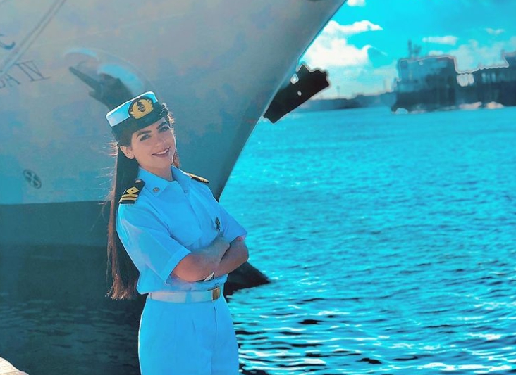 埃及首位女船長被指為害長賜號擱淺的原因，讓她忍不住出面反擊。（翻攝自@marwa.elselehdar Instagram）
