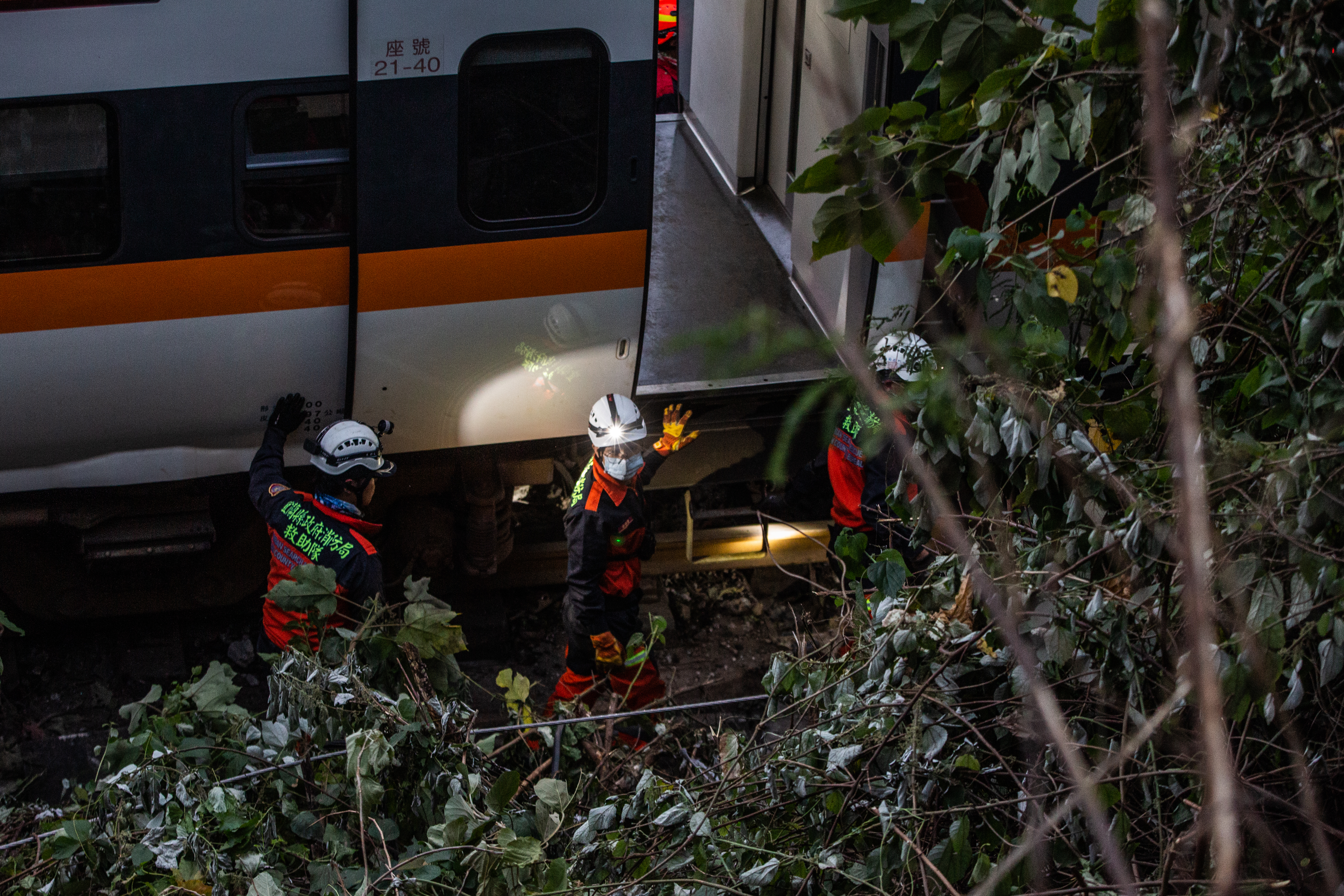 台鐵太魯閣號408車次出軌釀50死，有脫困者PO出現場照提出質疑，交通部政次王國材回應了。