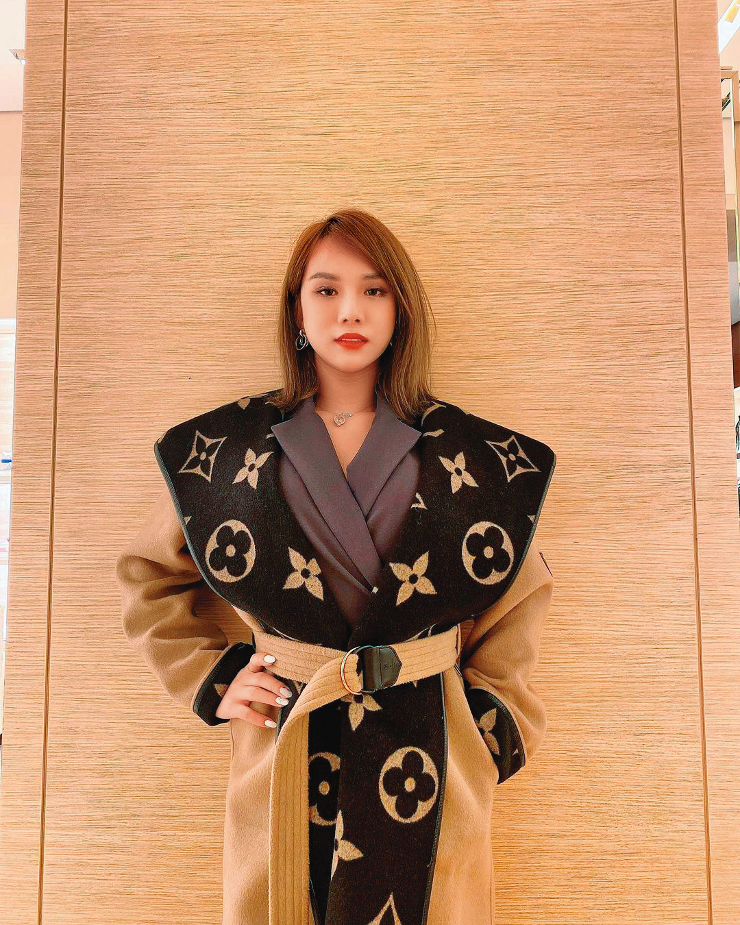 小A辣身穿19萬元的LV精品服裝，呈現時尚質感。（翻攝自小A辣IG）