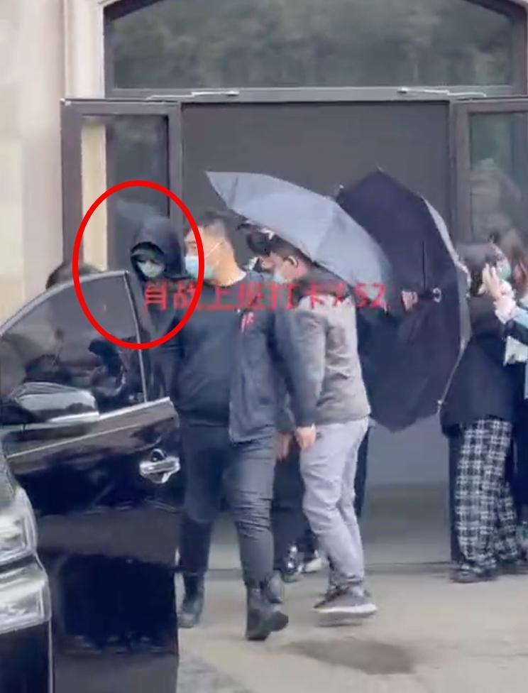 肖戰上午出門拍戲,工作人員拿兩把大黑傘遮住他,不讓粉絲拍照。(網路圖片)