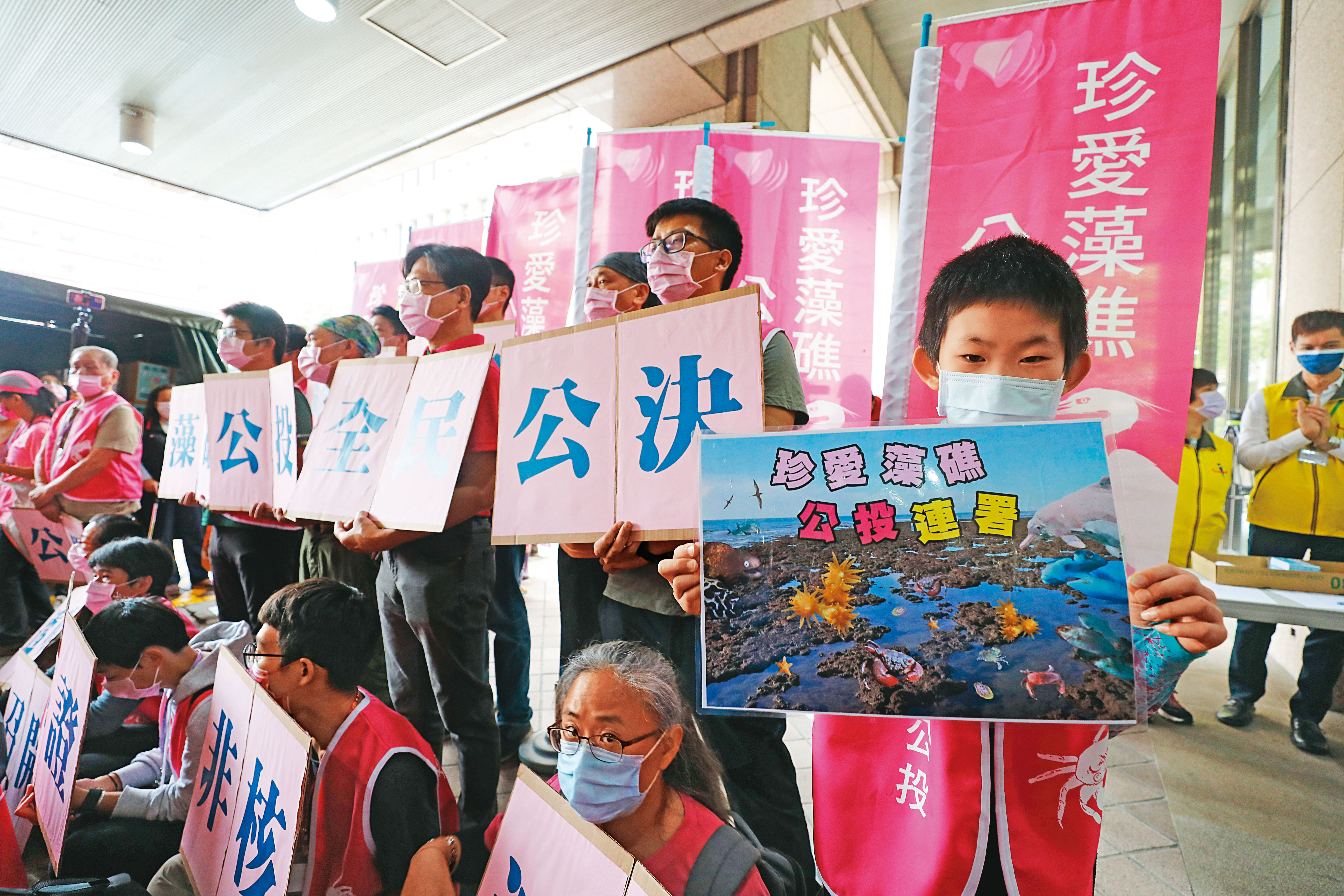 迎戰護藻礁公投等4個公投案，行政院並不打算提對案，而是直接呼籲民眾投下「4個不同意」。