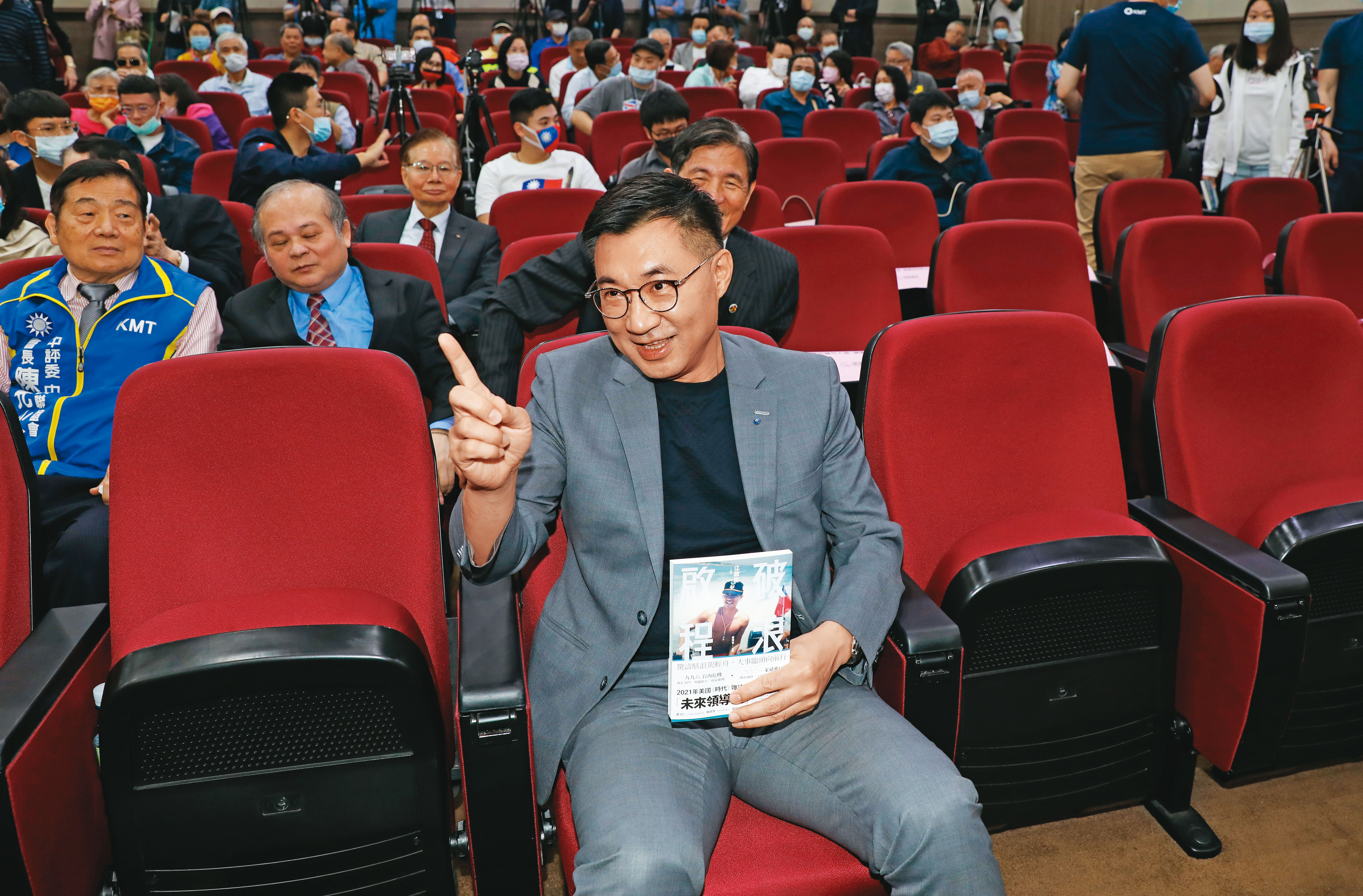 公投日距離國民黨主席選舉僅1個月，尋求連任的江啟臣將藉公投帶動藍營士氣，順勢替自己造勢。