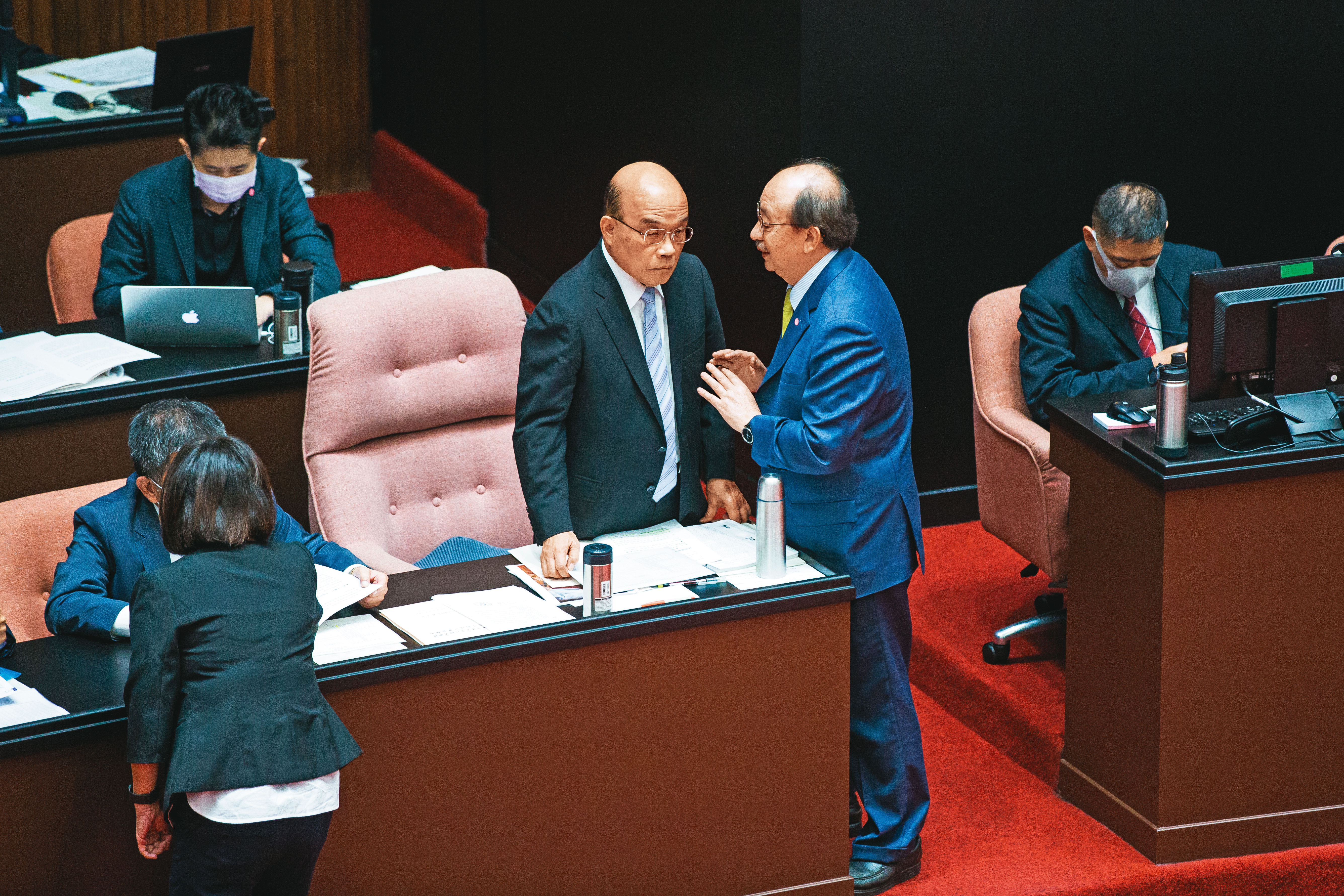 行政院要不要提公投對案在民進黨內掀起論戰，一度有綠委建議在黨團會議假投票，但黨團總召柯建銘（右）認為不妥。