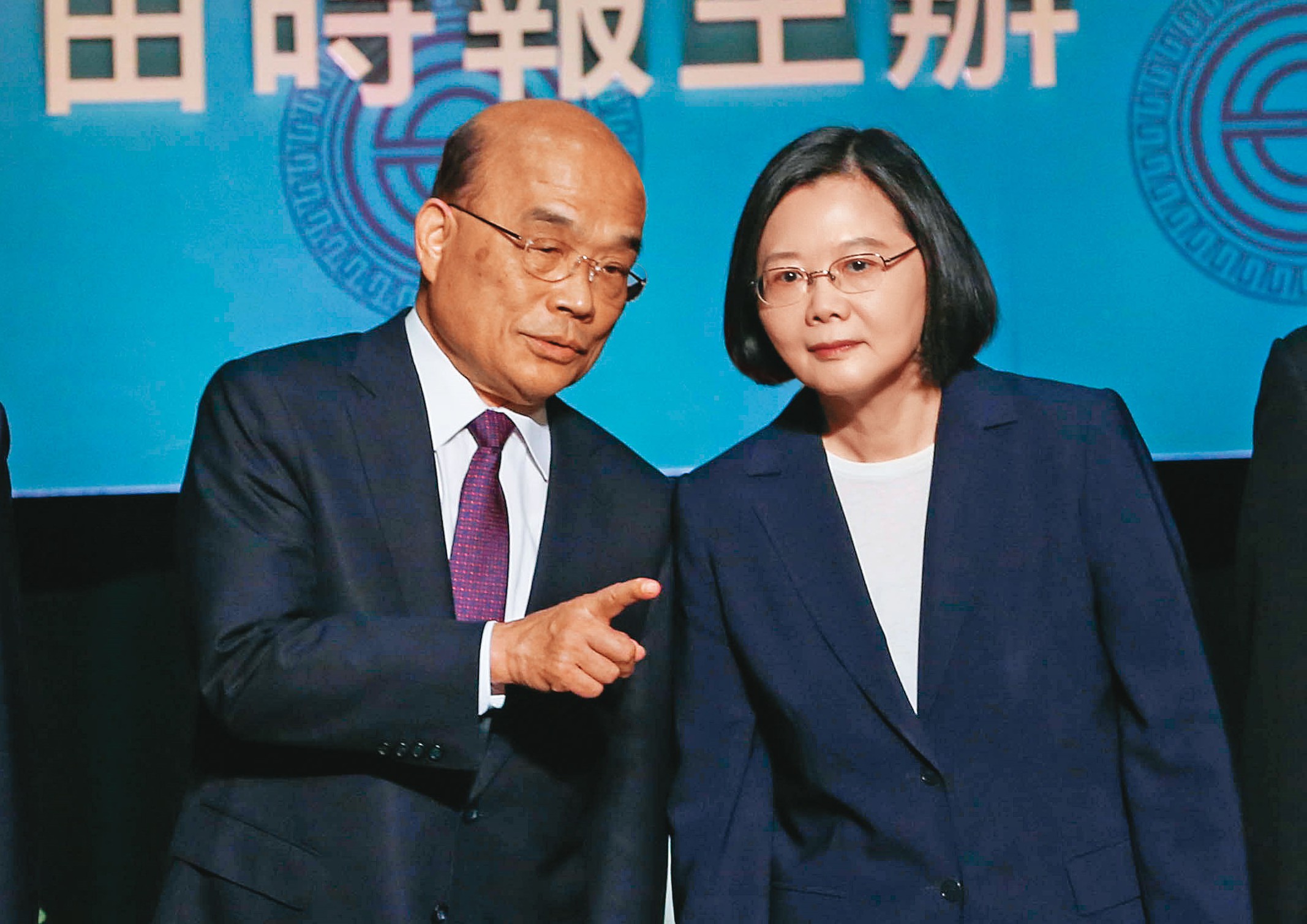 府院高層已有共識不提公投對案，而是直接前進基層說明施政，包括總統蔡英文（右）、行政院長蘇貞昌（左）等大咖都會親自下鄉宣講。