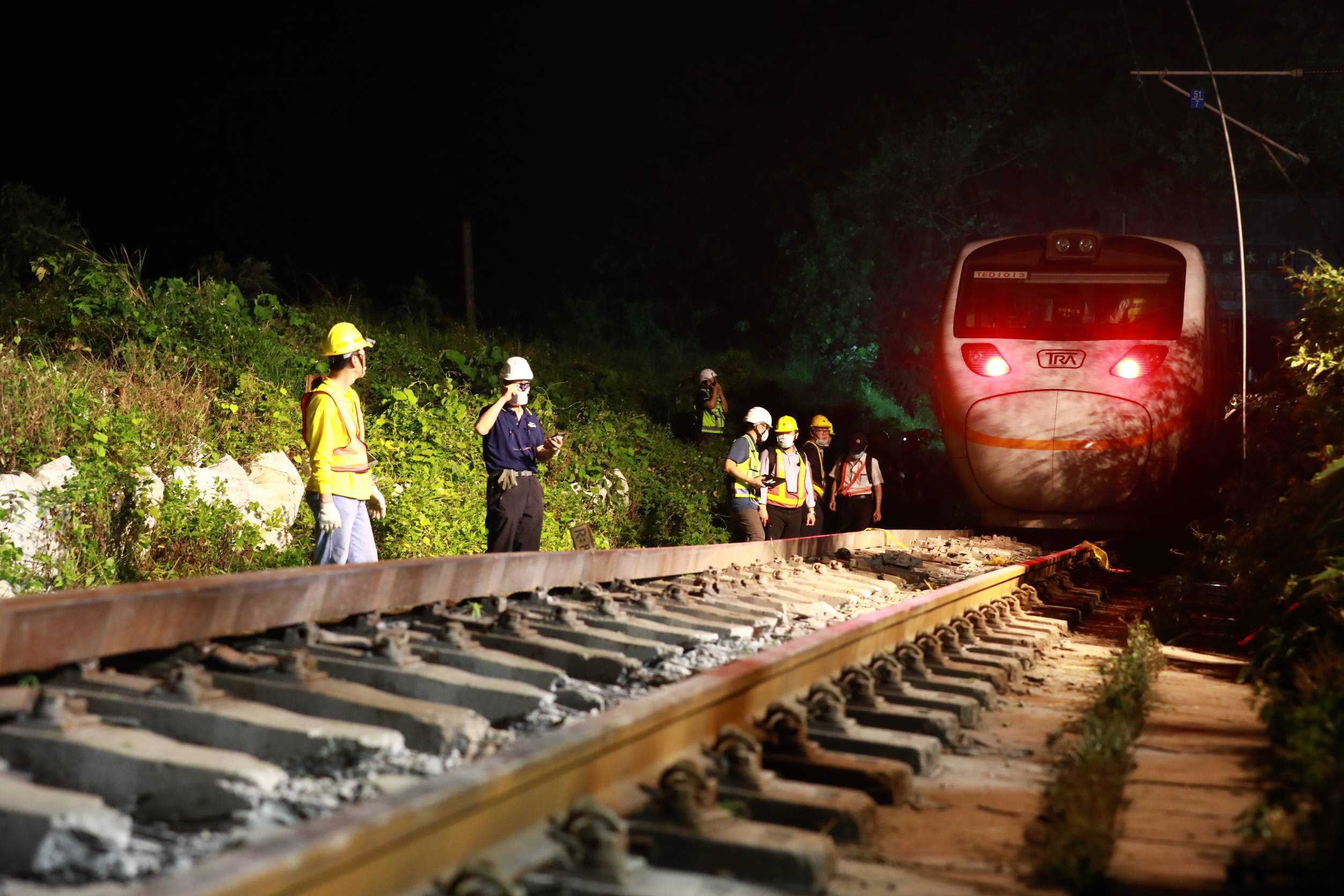 台鐵預計明日拖出剩餘車廂，20日恢復通車。（本刊資料照）