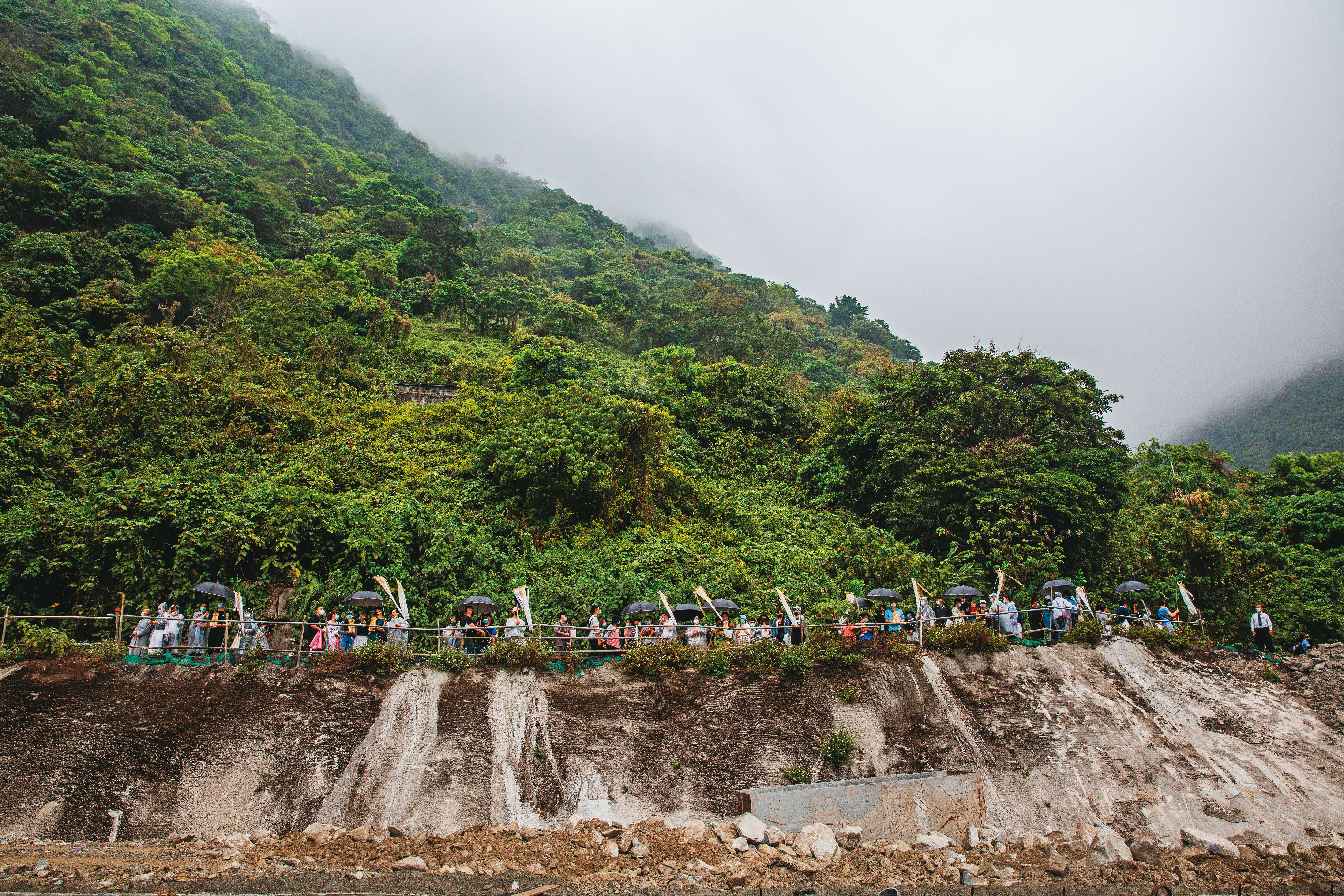 死者家屬赴事故現場招魂時突然下起雨來，讓現場氣氛更添哀悲。