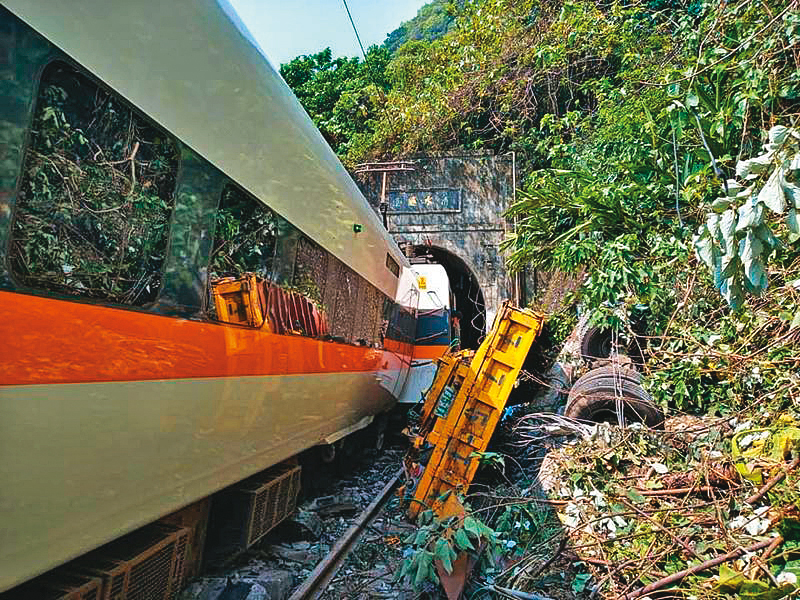 工程車遭到列車撞擊後,車斗還散落在一旁的邊坡上。(翻攝畫面)