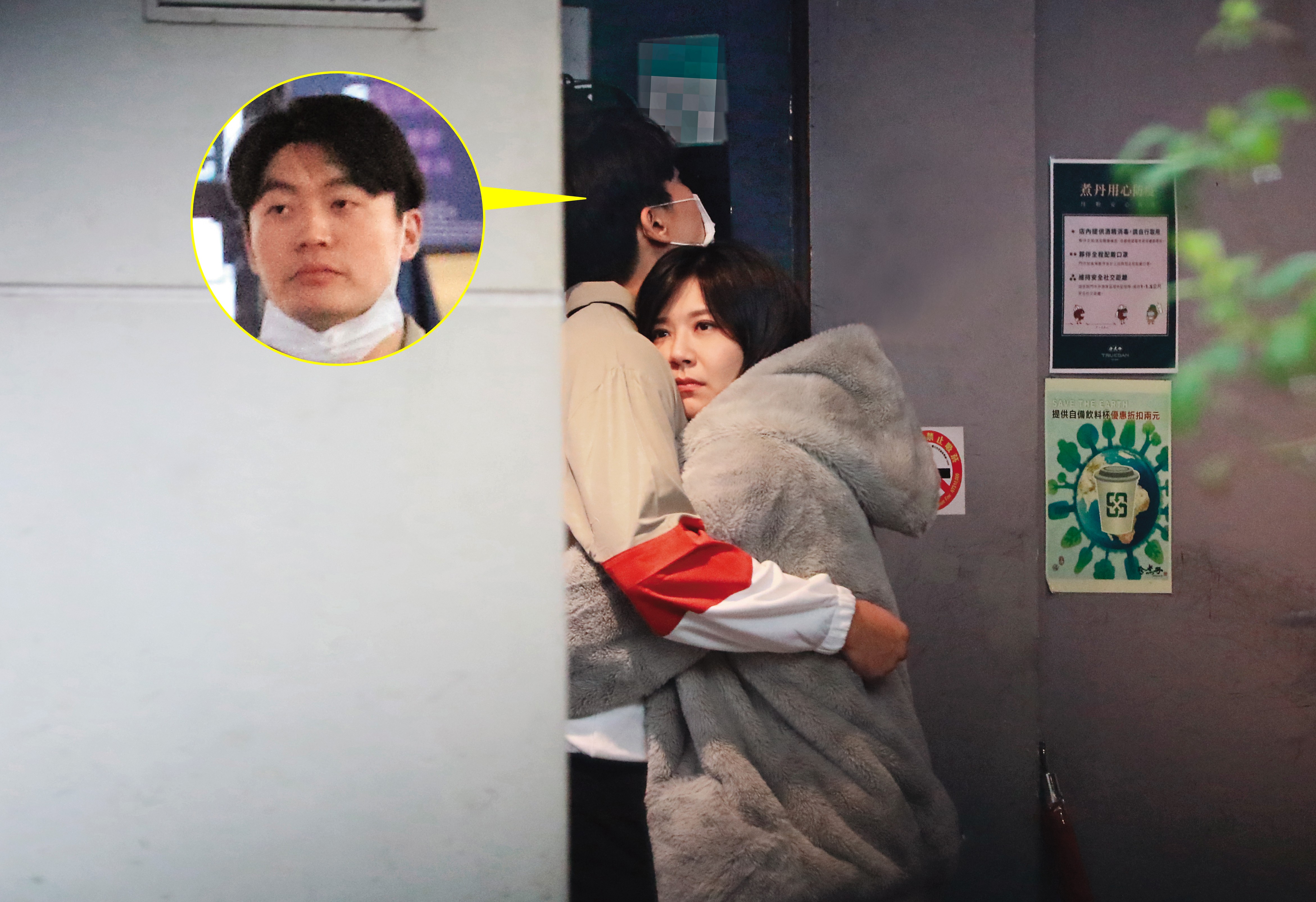 3月22日16：29，鄭亦真雖然年紀比藍恭唯（小圖）大將近8歲，小鳥依人起來仍非常少女，尤其神情十分到位。