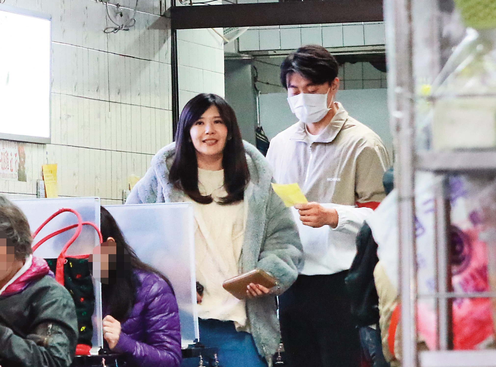 3月22日16:30　鄭亦真（左）與該名護花使者吃吃喝喝，對方露臉後，才發現原來他是國民黨新秀藍恭唯（右）。