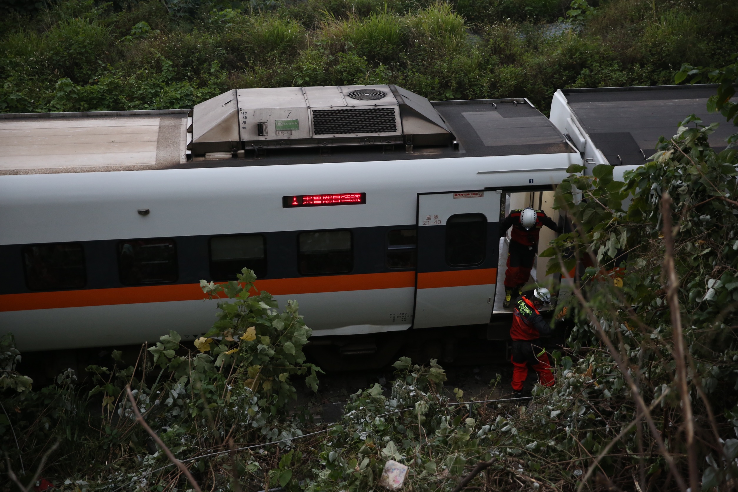 台鐵太魯閣號列車2日撞上邊坡滑落的工程車，造成出軌重大傷亡。（本刊資料照）