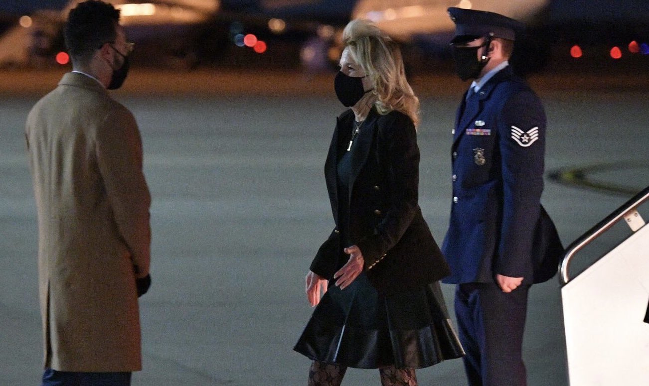 吉爾拜登（中）上週四一身穿搭在推特上掀起討論。（翻攝cwebbonline推特）