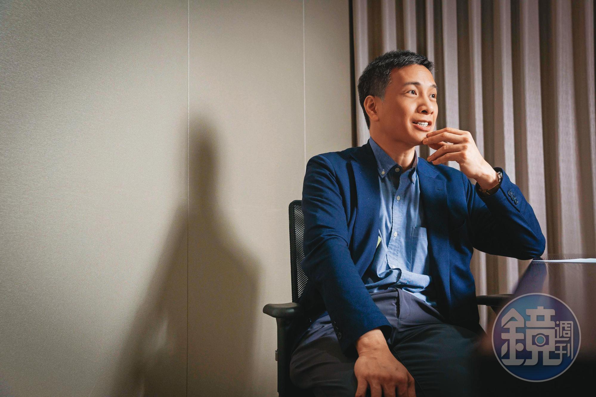 黃育仁對於自己推動改革,卻遭受父親黃茂雄不諒解相當落寞。