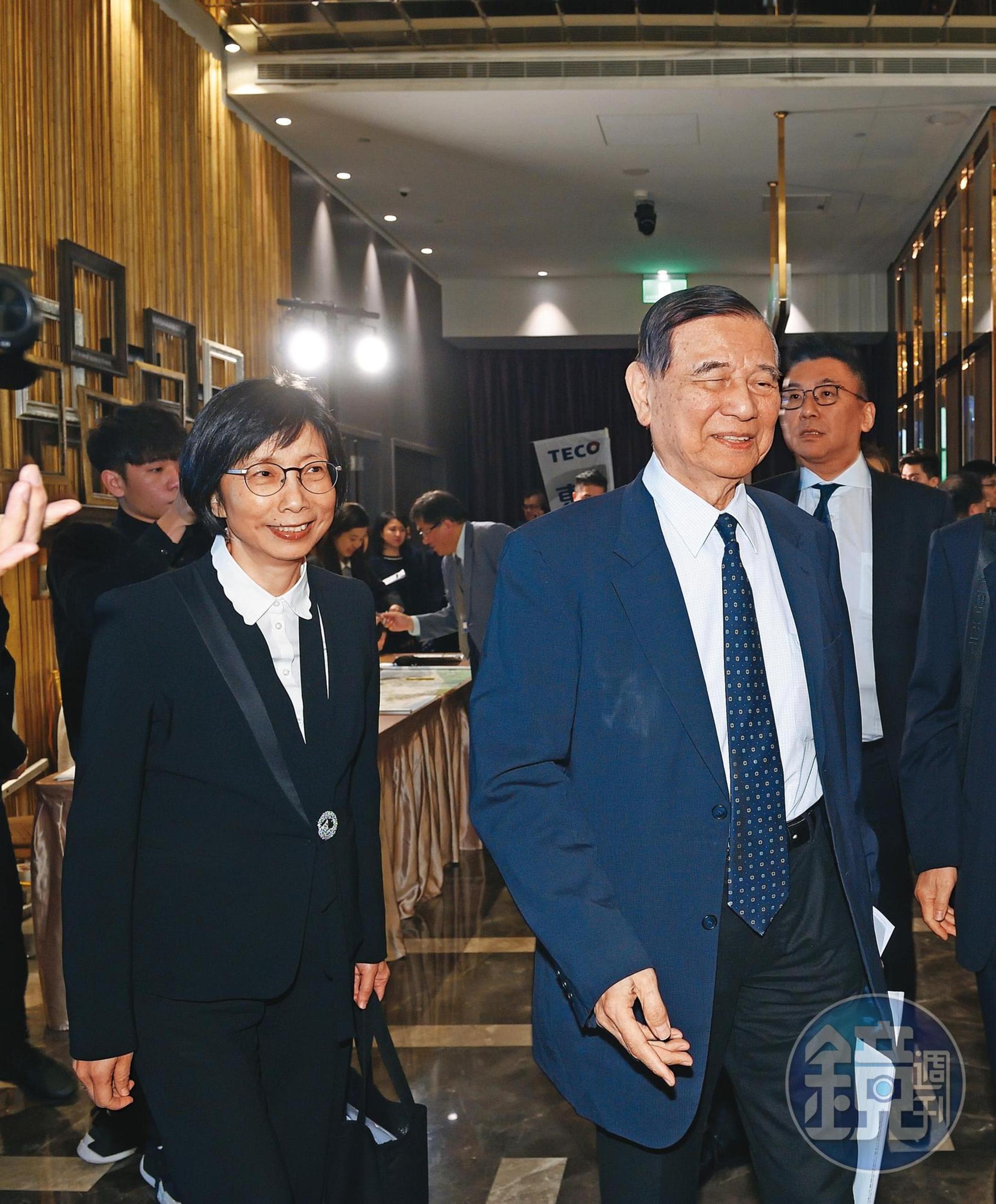 東元新一屆董事名單中,黃茂雄(前右)、邱純枝(前左)仍在列,另7名董事是新面孔。