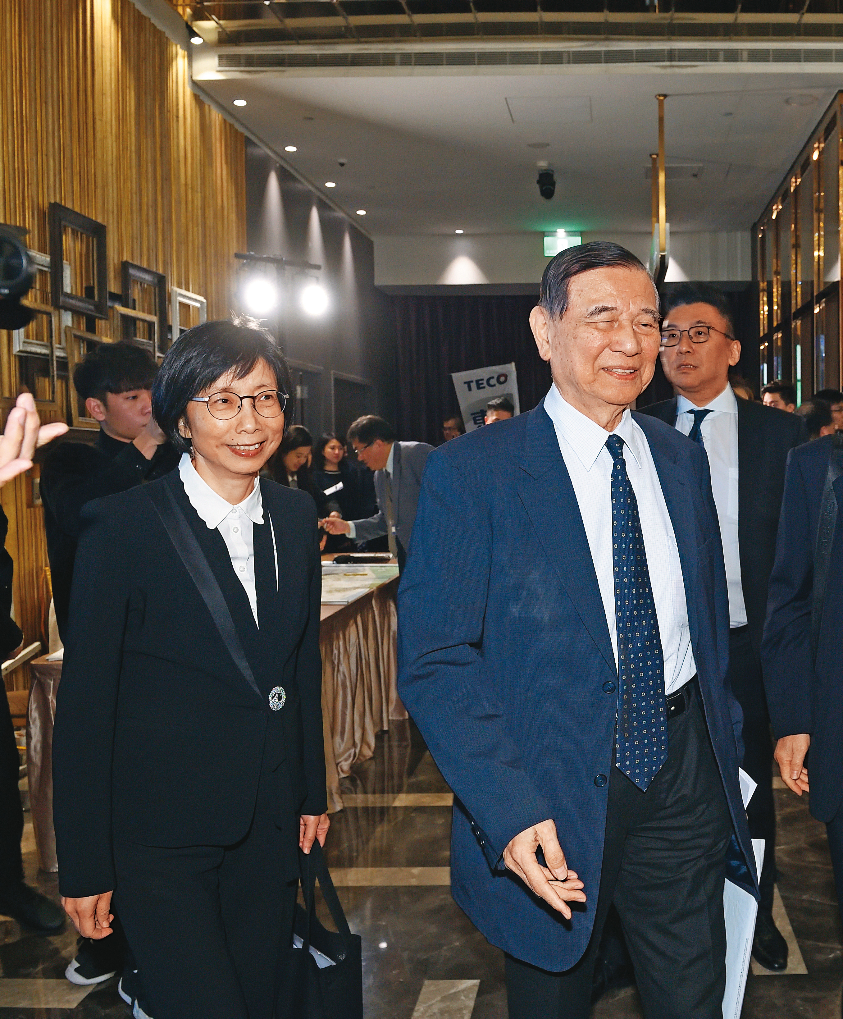 東元新一屆董事名單中，黃茂雄（前右）、邱純枝（前左）仍在列，另7名董事是新面孔。