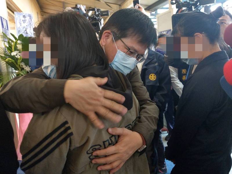 交通部長林佳龍今參加殉職司機員袁淳修告別式，與家屬相擁。（交通部提供）