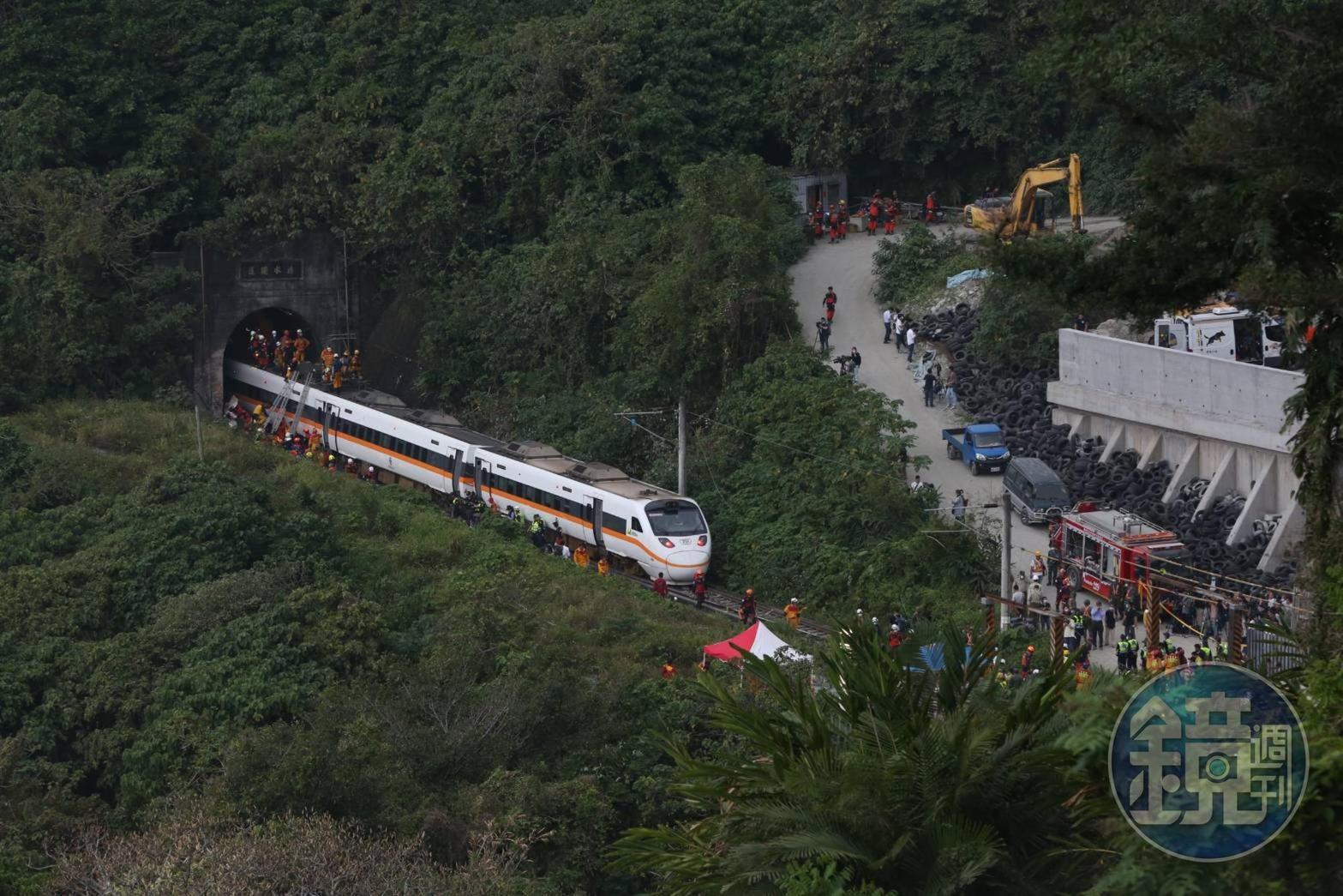 台鐵2日發生重大出軌事故，司機員與助理司機員雙雙殉職，對此台鐵則將派專列護送司機的骨灰回台中。