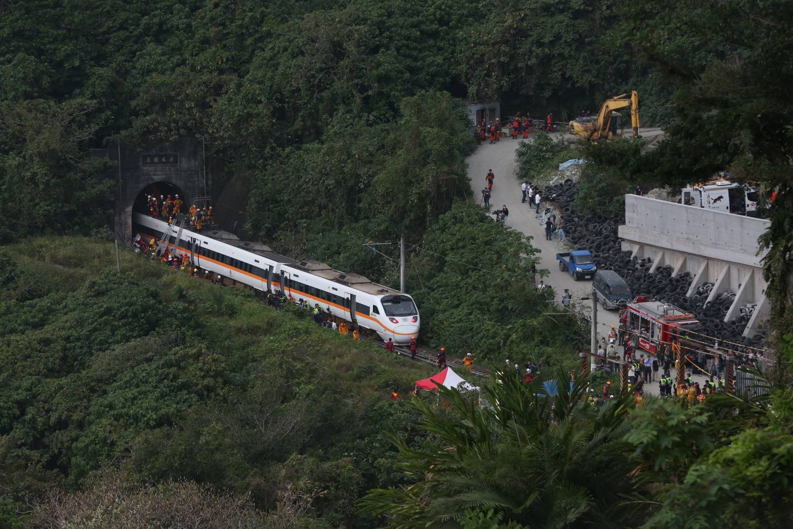 台鐵2日發生重大出軌事故，司機員與助理司機員雙雙殉職，對此台鐵則將派專列護送司機的骨灰回台中。