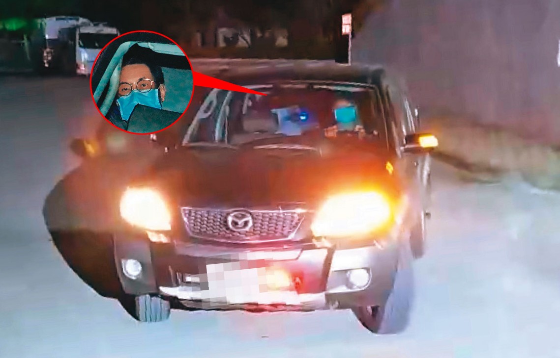 翁茂鍾（左後）官司輕判定讞，竟連執行過程都造假，台南地檢署將他聲押禁見獲准，懷疑幕後另有共犯，正擴大追查。