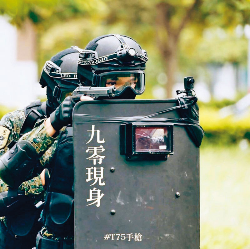 翁茂鍾出任警友會長,還拿下警政署防彈盾牌等多個標案。(示意圖,與翁得標案件無關,翻攝國防部發言人臉書)