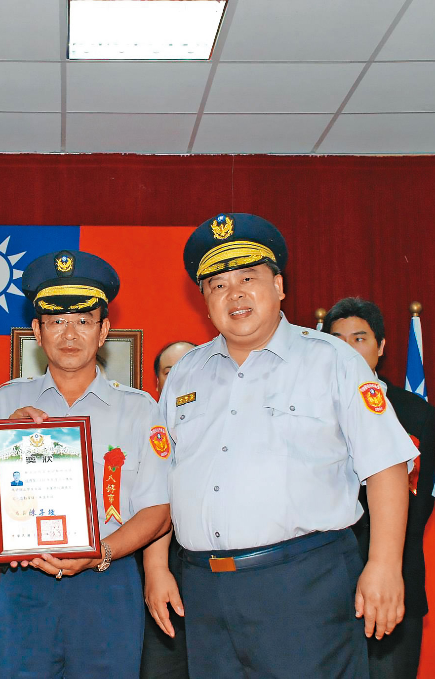 楊博賢(左)2012年讓翁茂鍾造假服社會勞動後,獲選為警方好人好事代表與南市警局長長陳子敬(右)合影。(翻攝楊博賢臉書)