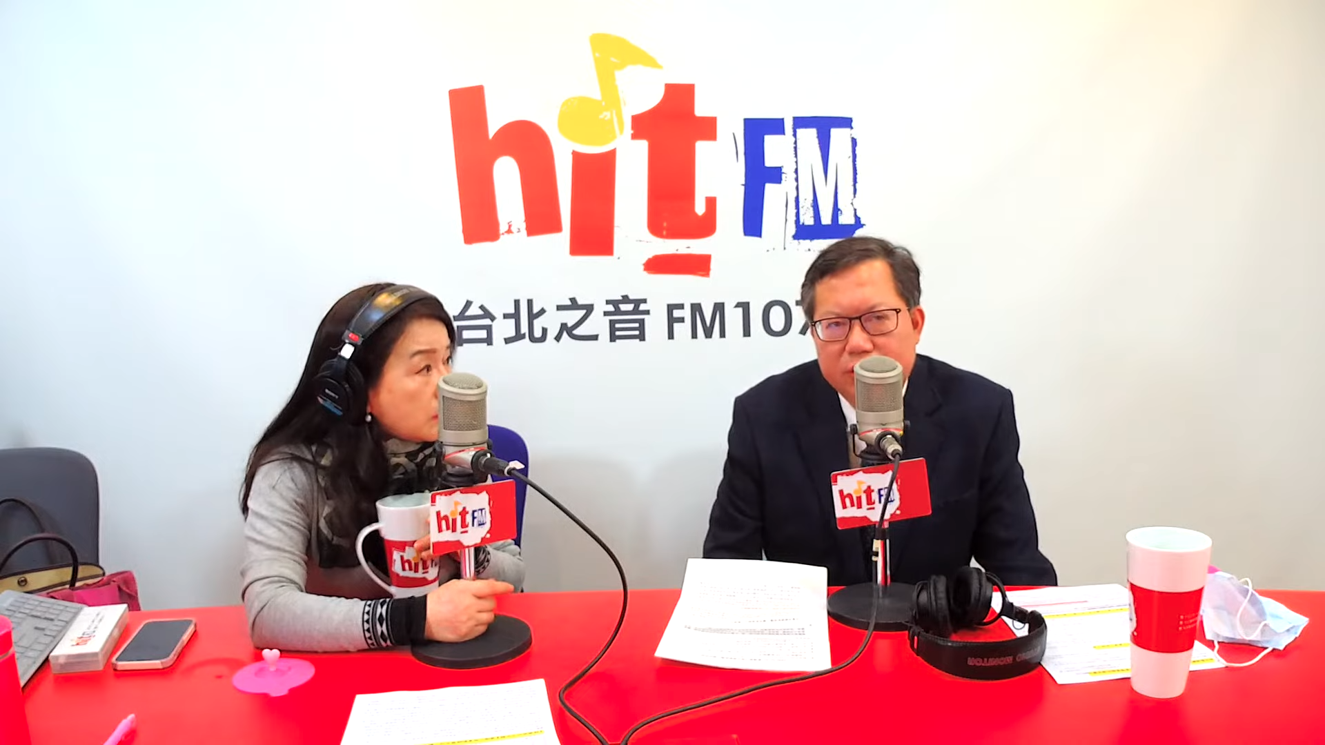 桃園市長鄭文燦(右)今上周玉蔻(左)的廣播節目,表示台鐵一直有在改革,只是發生意外仍要檢討。(翻攝自「 hitfm」YouTube)