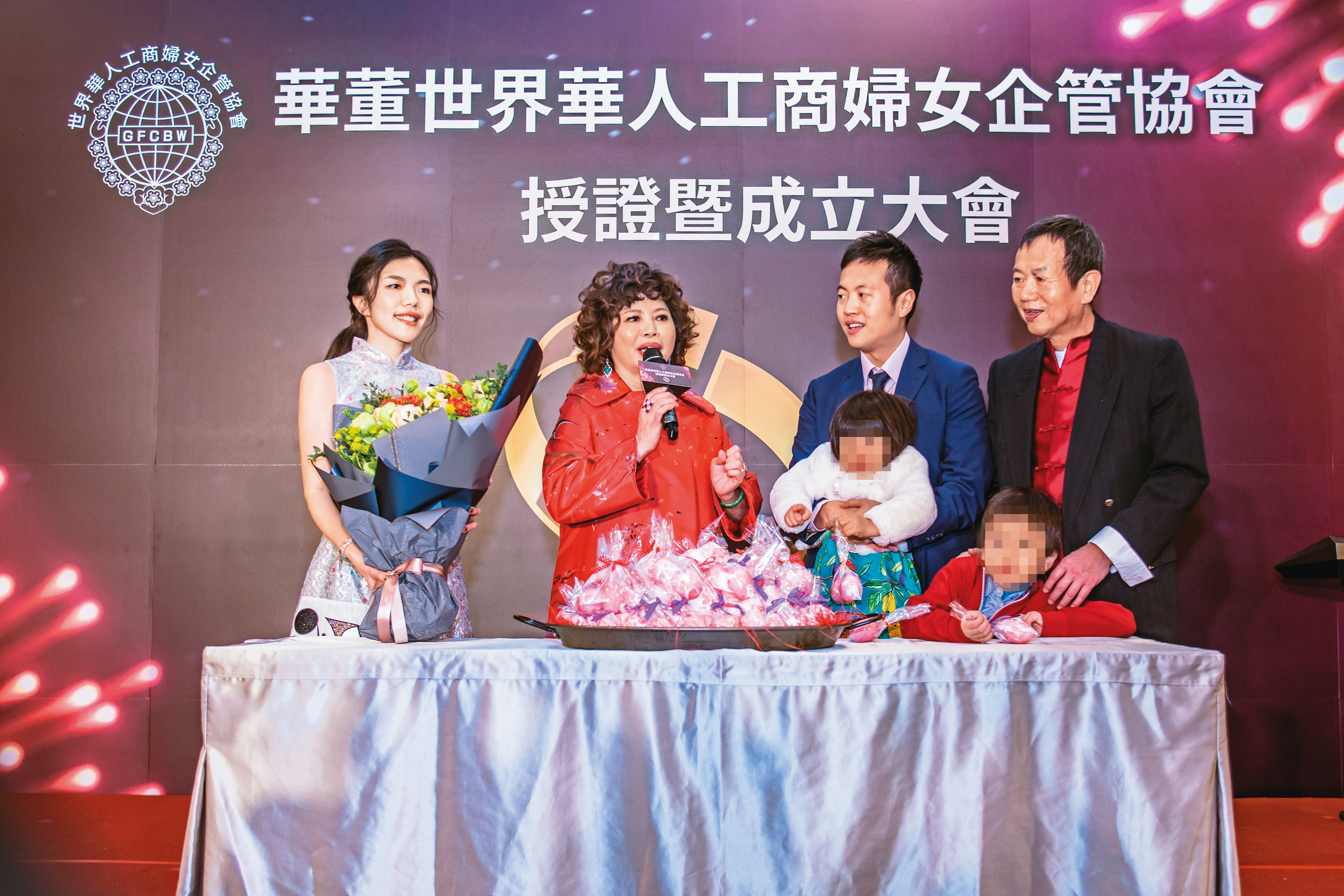 翁素蕙（左二）甜喊另一半是「小太陽」。圖為三代同堂替她慶生。