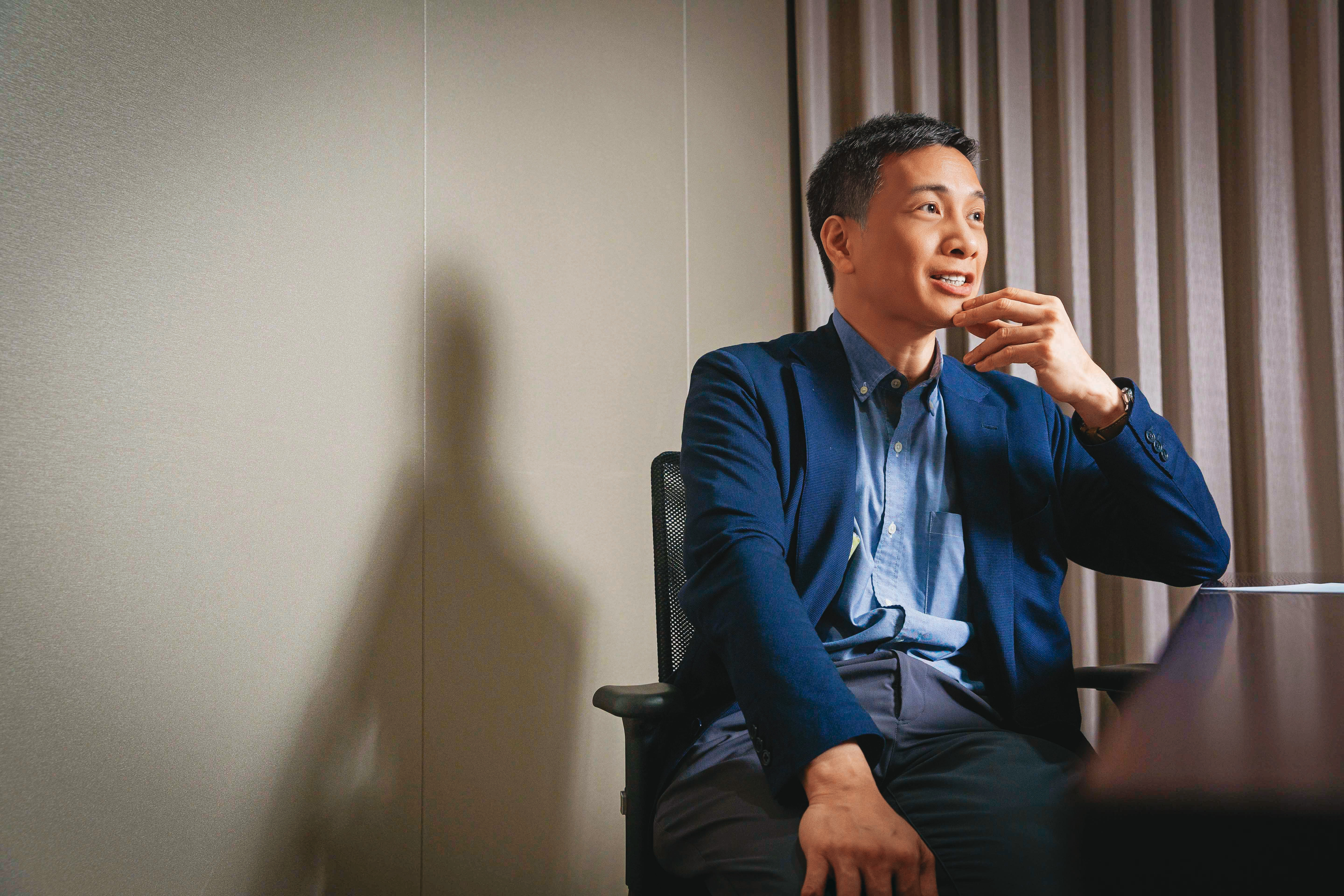 黃育仁對於自己推動改革，卻遭受父親黃茂雄不諒解相當落寞。